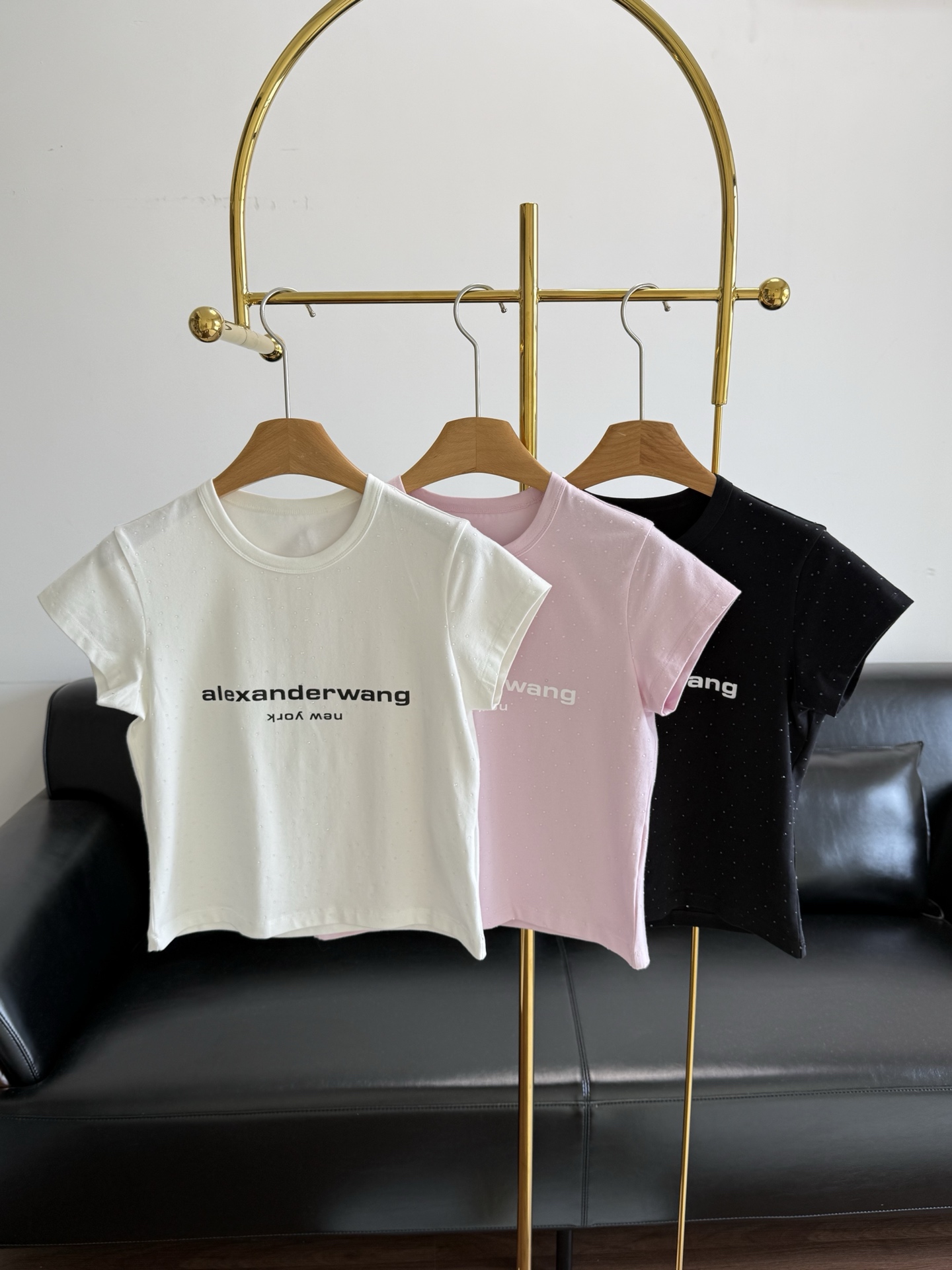 NO:790799,——Ms. alexanderwang Hot diamond short-sleeved T-shirt. Highly elastic and skin-friendly cotton blended fabric. It is soft, breathable and fits the body shape. It has a slim fit and short version, which is highly tolerant to the figure. The small round neck + slim short cut accurately outline the waistline and easily create a waist-baring hot girl style. It can highlight the curves without being too tight and is suitable for hot girls of all shapes. Size sml white black pink,, alexander  wang,T-shirt,tees,t-shirt,19860909——alexanderwang亚历山大王女士 烫钻短袖t恤 高弹亲肤的棉质混纺面料,软糯透气且贴合身形,修身微短版型,对身材包容度高,小圆领+修身短款剪裁,精准勾勒腰线,轻松打造露腰辣妹风.既能凸显曲线又不会过于紧绷,适配各种身材的辣妹穿搭. 码数sml 白色 黑色 粉色,,alexander wang,T-shirt,tees，t-shirt,,Women's clothing