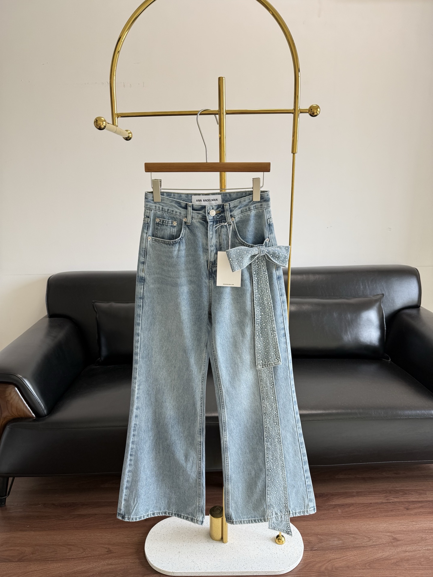NO:790811,——ANN ANDELMAN three-dimensional bow jeans, distressed washed high-waisted wide-leg regular straight pants. Washed and distressed, full of retro atmosphere. The three-dimensional bow design on the side is very recognizable and full of details! The high-waist cut elongates the leg proportions, makes you look slimmer and taller, and is friendly to the pear-shaped figure. Pure cotton, the fabric is soft and drapey, comfortable and not restrictive to wear, and can be easily controlled for daily commuting, dating, and leisure. Pair it with a sweater, shirt or sweater, and easily switch between multiple styles. It is a versatile artifact for spring and summer!  Size sml,,hoodie,sweatshirts,jeans,shirts,19860909——ANN ANDELMAN立体蝴蝶结牛仔裤做旧水洗高腰阔腿常规款直筒裤 水洗做旧,复古氛围感满满.侧边立体蝴蝶结设计超有辨识度,细节感拉满!高腰剪裁拉长腿部比例,显瘦显高,梨形身材友好.纯棉,面料柔软有垂感,穿着舒适不束缚,日常通勤,约会,休闲都能轻松驾驭~搭配针织衫,衬衫或卫衣,轻松切换多种风格,是春夏百搭神器! 码数sml,,hoodie,sweatshirts,jeans,shirts,,Women's clothing