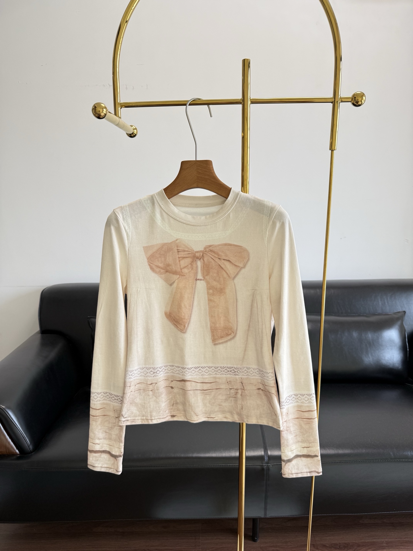 NO:790805,——FORDARE bow 3D printed bottoming shirt made of cotton fabric!  The main tone of apricot + three-dimensional bow is sweet and smart. The cuffs and hem are spliced ​​with lace, full of details, thin and skin-friendly fabrics, and the slim fit outlines the body curve. It is great for daily layering or single wear. Pair it with jeans and pleated skirts, and you can easily get the sweet and cool Korean style and a retro girly look!  Code number sml,,skirts,jeans,19860909——FORDARE蝴蝶结3D印花打底衫 棉面料！杏色主调+立体蝴蝶结,甜美又灵动.袖口和下摆蕾丝拼接,细节满满,轻薄贴肤面料,修身版型勾勒身材曲线.日常叠穿或单穿都很出彩,搭配牛仔裤,百褶裙,轻松get韩系甜酷风,复古少女感！ 码数sml,,skirts,jeans,,Women's clothing