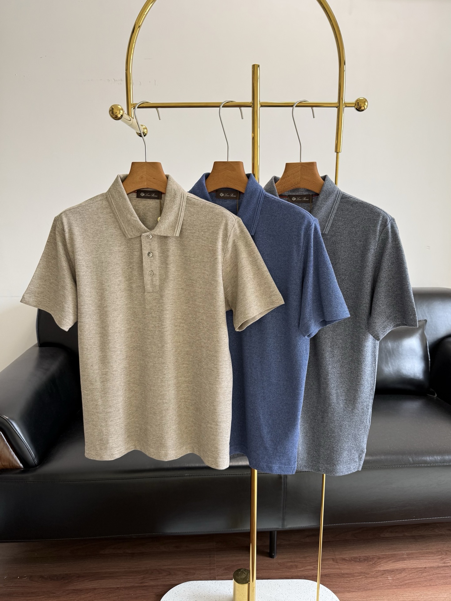 NO:790822,——LP men's short-sleeved polo shirt is a must-have for high-end people!  A piece that keeps relaxation and comfort in your bones!  !  !  Made of cotton fabric!  The fabric is very soft and very comfortable. It has both soft touch and breathability, saying goodbye to the sticky problems in summer. It also adds a bit of casual elegance to daily leisure time. It is a code to unlock the light and sophisticated wear in different scenes. Size m-xxl khaki gray blue, loro piana, T-shirt,19860909——LP 男士短袖polo衫 高阶里的刚需！ 松弛与舒适时刻在骨子里的一件！！！采用棉面料！面料很软,太舒服啦,兼具柔软触感与透气性,告别夏日黏腻困扰.日常休闲时又增添几分随性优雅, 一件解锁不同场景的轻熟穿搭密码. 码数m-xxl 卡其 灰色 蓝色,,loro piana,T-shirt,,Women's clothing
