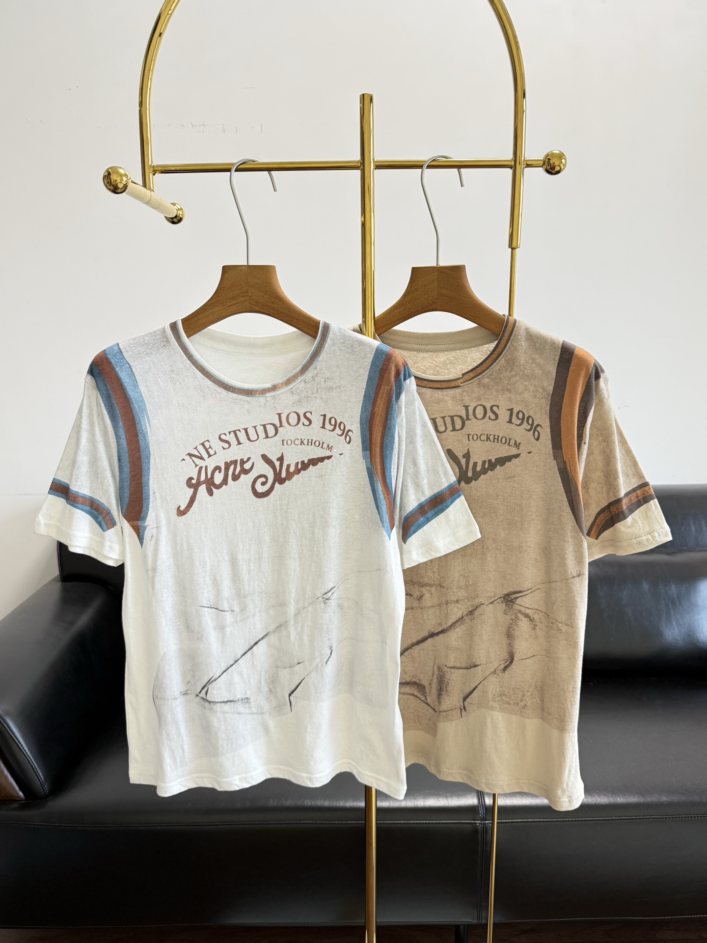 NO:791293,——Acne Studios' same style S26 series retro distressed T-shirt is made of soft cotton linen fabric, comfortable and breathable to wear. 'Acne Studios1996Stockholm' is written on the chest, full of retro feel. The distressed craftsmanship brings unique texture, loose fit, easy to control in daily casual or street style. It goes well with jeans and casual pants, and is a must-have and versatile item for the spring and summer wardrobe! Size sml white khaki,,acne  studios,dior,jeans,tees,t-shirt,19860909——Acne Studios 同款S26系列复古做旧T恤 采用柔软棉质亚麻面料,穿着舒适透气.胸前'Acne Studios1996Stockholm'字样,复古感满满.做旧工艺带来独特纹理,宽松版型,日常休闲或街头风都能轻松驾驭.搭配牛仔裤,休闲裤都很出彩,是春夏衣橱必备百搭单品! 码数sml 白色 卡其,,acne studios,dior,jeans,tees，t-shirt,,Women's clothing