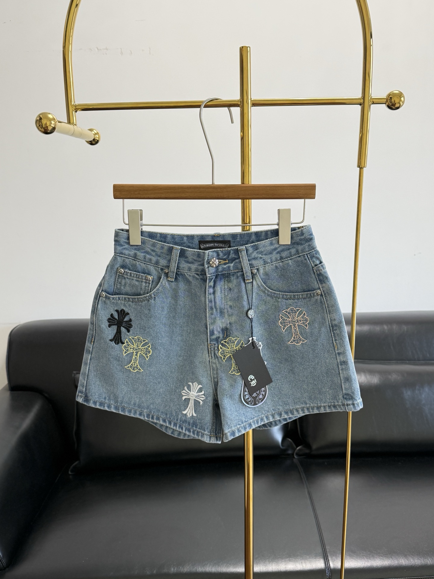 NO:791297,——Chrome Hearts denim shorts of the same style. A pair of classic styles and retro materials bring denim shorts full of texture!  Made of imported denim fabric supplied by customers, the fabric is soft and comfortable, crisp and stylish, and has very good breathability!  ♀Logo embroidery design!  Three-dimensional tailoring ensures the extensibility of its style, creating an organic balance between fashion and trends!  !  ♂The shape of the upper body is not picky, and the hot summer upper body brings a high-end upper body texture~ Code number sml,,chrome hearts,chrome hearts,shorts,19860909——Chrome Hearts克罗心同款牛仔短裤 一条经典的版型以及复古的用料,带来了满满质感的牛仔短裤！ 采用客供进口牛仔面料,面料柔软舒适,挺括有型,透气性相当好！♀ logo刺绣设计！立体的裁剪保证了其版型的延展性,对于时尚和潮流都做了一个有机的平衡！！♂版型上身不挑人,夏日火辣上身带来高级的上身质感～ 码数sml,,chrome hearts,chrome hearts,shorts,,Women's clothing