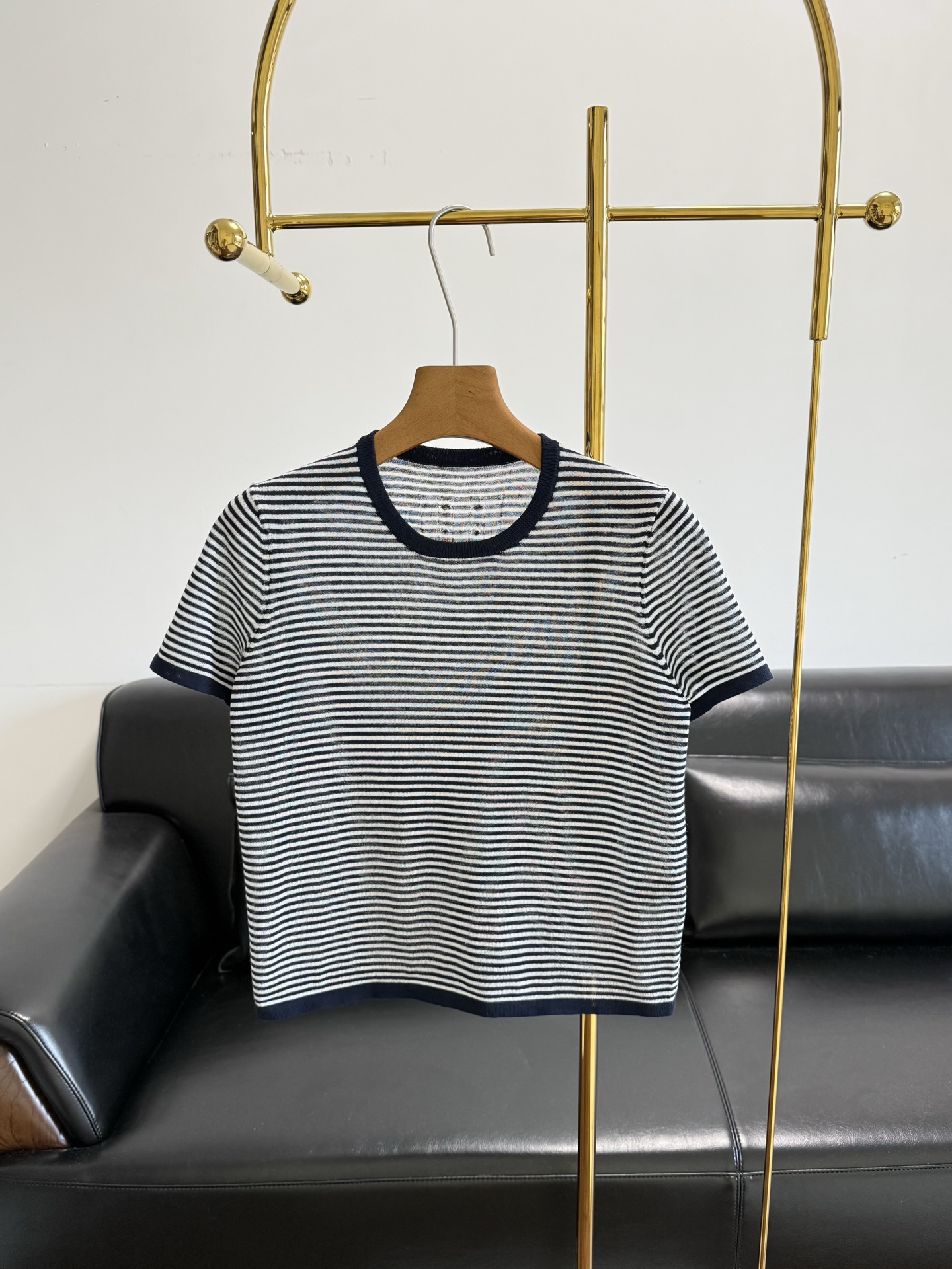 NO:791305,——Nili's 26 new style silk and linen striped short-sleeved silk and linen fabrics!  I especially love wearing stripes!  I like this kind of simple and fashionable item. It has a casual and lazy atmosphere. It is a daily basic model that is effortless to wear when commuting and going out. It covers the flesh and looks slim, comfortable and free without any sense of restraint. It can be worn alone or as an inner layer for daily wear. Come and get the size of SML, T-shirt, real silk, for stripes that you like and will not get tired of the more you travel.19860909——Nili同款26新款丝麻条纹短袖 真丝亚麻面料！特别爱穿条纹！喜欢这种简简单单就可以时髦的单品 自带随性慵懒氛围感 日常基础款不费力通勤出街穿搭 遮肉显瘦舒服自在无束缚感 日常搭配单穿或者作为内搭都不在话下 越穿越喜欢也不会腻的条纹快来get 码数SML,,T-shirt,real silk,,Women's clothing