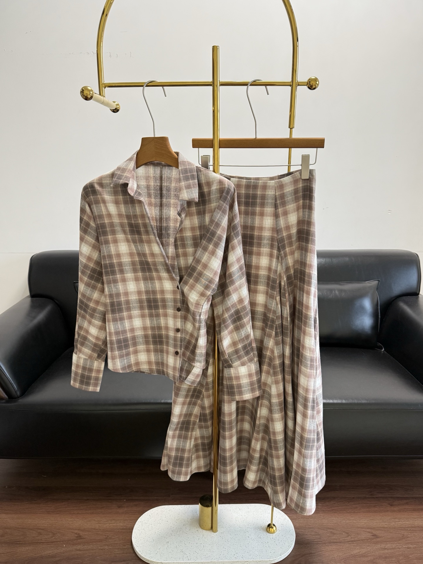 NO:791304,Shirt skirt INTO THE EAST 26 spring and summer pink plaid shirt is made of imported yarn-dyed plaid cotton, soft and skin-friendly, and super comfortable to wear! Offset button design + atmospheric V-neck, modifying the face shape, retro lapels and loose shoulder sleeves, elastic waist, lazy and casual and showing off the figure. The pink plaid pattern is gentle and retro, friendly to both yellow and white skins, can be easily used for commuting, outings, and daily life, and looks great when worn alone or layered. It is a versatile and practical item in spring and summer!  Size sml shirts skirts, skirts, shirts,19860909衬衫半裙 INTO THE EAST 26春夏咖粉格纹衬衫 采用进口色织格纹棉,柔软亲肤,穿着超舒适!偏扣设计+大气V领,修饰脸型,复古翻领和宽松落肩袖,后腰松紧收腰,慵懒随性又显身材.粉咖格纹温柔复古,黄皮白皮都友好,通勤,踏青,日常都能轻松驾驭,单穿或叠穿都很出彩,是春夏百搭实用单品! 码数sml 衬衫 半裙,,skirts,shirts,,Women's clothing