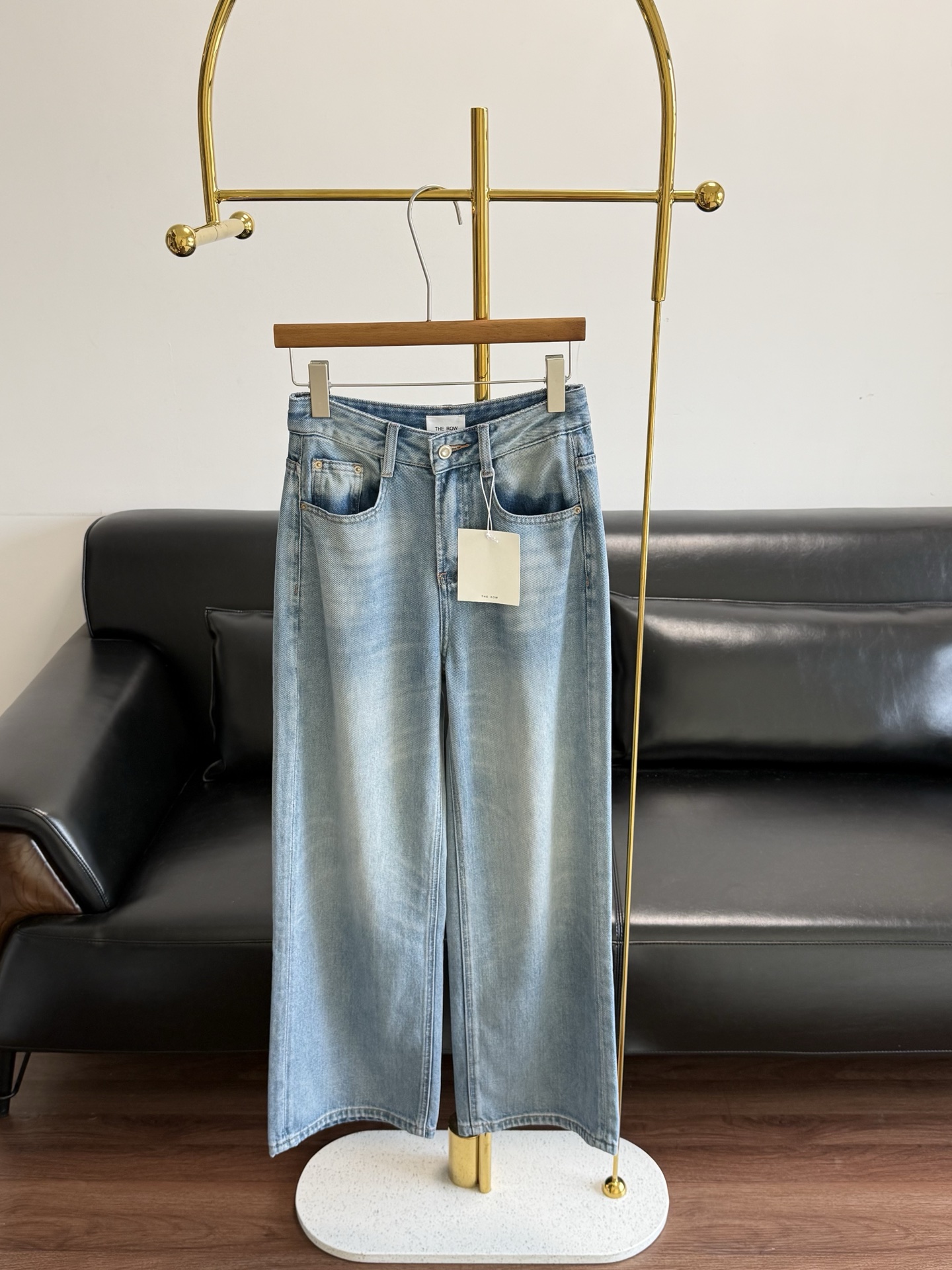 NO:791308,——the row high-waisted regular straight jeans. A pair of slimming jeans is finally here for her!  The shape is very correct, especially suitable for legs that are a bit fleshy. It makes them look slimmer and straighter!  Made of 63% cotton and 37% lyocell, it feels really soft and stylish, the comfort level is really high and it’s super soft and delicate!  When I got this product, it was really amazing how soft it was. It also had a stylish look and a wide feel!  It's comfortable, breathable and has a built-in cooling function. Once you put it on, you won't want to take it off!  Straight and wide-leg version!  It is tolerant enough for body shapes and looks good no matter how you wear it, with a great sense of accent!  Girls with a pear-shaped figure must wear jeans, which will hide all your flesh. The upper body is very comfortable, loose, comfortable, and slimming. The key point is that the looseness is very good. It does not make you taller or shorter, and the proportions are perfectly modified!  The colors are very eye-catching and versatile!  Code number s-xxl,,jeans,19860909——the row高腰常规款直筒牛仔裤 一条巨显瘦的牛仔裤她终于来啦！版型特别正,特别适合有点肉肉的腿 巨显瘦的,还显腿直！ 采用63棉37莱赛尔手感真的柔软又有型, 舒适度真的高啊超级的柔软细腻！ 很这款拿到手真的是惊艳的柔软度 重点还很有型 挺阔感的！ 舒爽透气还自带降温功能, 一穿上就不想脱下来了！ 直筒阔腿的版型！ 有着对身形的足够包容性 随便怎么穿搭都好看,腔调感爆棚！ 梨形身材女生一定要入的牛仔裤, 将你的肉肉都隐藏起来 上身很舒服 宽松 舒服 还显瘦 重点是宽松度把握的非常好 不拉高子,不显矮,把比例修饰的很完美！ 颜色非常耐看百搭！ 码数s-xxl,,jeans,,Women's clothing