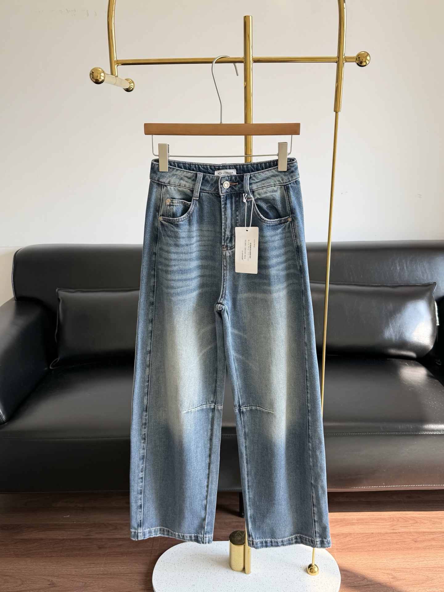 NO:792308,——Maison Margielamm6 same style folding knife straight regular jeans. Special-shaped scimitar pants with a great sense of design. They are made of Turkish non-stretch denim fabric, heavy-duty nostalgic washed denim, with two whiskers on the corners of the pockets. The knees are folded inward to make the trousers more three-dimensional, and the yellowish and aged wash has a high-end tone. The Turkish denim is added with Tencel lyocell, which is thin and soft with support in summer, breathable, comfortable and easy to wear!  Good denim is durable and comfortable!  Promise not to deform within 5 years. The three-dimensional special washing process of the cat whiskers creates a contrasting color effect, making the visual effect richer and more design-like. The details reflect the unique taste!  This kind of design is loved by fashionable people. It is particularly retro and high-end Vintage~ As long as it is paired with these jeans, the entire look will be fashionable. If paired with a short top, everyone will have an invincible nine-head body and long legs!  A must-have for mm6 fans!  A highly recommended model for American denim lovers. The three-dimensional folding process injects a stylish style into ordinary jeans. The waist is high to the navel. The design artificially creates a visual model head-to-body ratio, allowing even amateurs to have long legs when wearing the right trousers. It is undoubtedly a hit. Soft and comfortable, healthy and environmentally friendly denim!  About the top denim raw material long-staple cotton  The long-staple cotton denim fabric that is the soul of pants comes from the ancient denim factory in Turkey. It has a history of more than 70 years. It is generally used in high-end ready-made garments. High-count long-staple cotton yarn has long sunshine time and high strength. The quality of the products is stable and it is not easy to loosen and deform after being washed for many years. The weight of washed cotton waxy after washing is as high as 13 ounces. High-end environmentally friendly plant dyeing technology and biodegradable plant sizing agents are used in the production process.  After multiple exclusive finishing processes, it is safe, environmentally friendly and healthy, with a delicate feel, and the upper body is skin-friendly, breathable and comfortable. This fabric product has obtained two fabric certifications, Global Recycled Standard (GRS) and Recycled Claim Standard (RCS), and presents a three-dimensional visual effect on the cloth after washing. Each high-end ready-made garment produced with this fabric is equipped with a Turkish fabric paper card  Turkish long-staple cotton is known as white gold. Turkey Turkish long-staple cotton is a treasure among cottons. Every pair of finished Turkish series pants produced by us is equipped with 'Turkish long-staple cotton' cardboard. Good denim starts with good fabrics. Gooddenimstartswithgoodfabrics. Biodegradable, washable and faded. Rich layers, delicate cotton and body feel. High yarn strength, quality stability is twice that of ordinary cotton.  Made of Turkish-style low-elastic or non-elastic fabrics, the finished product can be washed with water and become soft and waxy. The color is clear, transparent, high-end, nostalgic and durable!  Durable and easy to care for!  The visual effect is richer and the details reflect the unique, exquisite and demanding dressing taste!  Elegant and exquisite, it is tailor-made for women who pursue the ultimate dressing experience. Size s-xxl, masion margiela, stuart weitzman, jeans, gold,19860909——MaisonMargielamm6同款折刀直筒常规款牛仔裤 极具设计感的异形弯刀裤, 采用土耳其无弹牛仔面料,重工怀旧水洗牛仔,搭配口袋角边两处猫须工艺. 膝盖内弯折叠让裤型更立体,偏黄做旧洗水调性高级, 土耳其牛仔增加了天丝莱塞尔,夏季薄软柔软带支撑,透气舒服好穿拉！ 好的牛仔就是要耐造又舒服！承诺5年内不变形 猫须立体特殊的水洗工艺, 形成撞色的效果,视觉效果更加丰富有设计感. 细节之处体现与众不同的品味！ 潮人都爱的这种设计感 特别复古高级的Vintage~ 只要搭配这条牛仔裤整个LOOK都很时髦,搭配一件短款的上衣,人人都是无敌九头身大长腿！ mm6粉一定要收的一款！ 美式牛仔爱好者重点推荐款 立体折叠工艺为普通牛仔裤注入个性十足的时尚范儿 高腰到肚脐,在设计上人为创造视觉上模特头身比例,让素人穿对裤子也拥有大长腿 妥妥的爆款无疑 柔软舒适,健康环保牛仔！ 关于顶级牛仔原料长绒棉 裤子的灵魂之长绒棉牛仔面料来自士耳其古老的牛仔布厂,至今已有70多年历史,一般用于高端成衣高支长绒棉纱线日照时间长,强度高,所制成品品质稳定性强,洗穿多年也不易松垮变型,洗水质感品相高级触感棉糯水洗后克重高达13盎司.制作过程中采用高端环保植物染色工艺和可生物降解植物上浆剂,经多道专属后整工艺,安全环保健康,手感细腻,上身亲肤透气舒适.该面料产品同时获得两项面料认证GlobalRecycledStandard(GRS)与RecycledClaimStandard(RCS),水洗后呈现立体的布面视觉效果.每件该面料生产的高级成衣都配有士耳其面料纸卡 土耳其长绒棉素有白色黄金之称Turkey土耳其长绒棉棉中珍品,咱产生产的土耳其系列每条成品裤子都配有“土耳其长绒棉“卡纸好牛仔从好面料开始Gooddenimstartswithgoodfabrics可生物降解水洗落色层次丰富,细腻棉润体感纱线强度高,品质稳定性是普通棉的两倍 用土耳其风格低弹或无弹面料可重工水洗成品水后软糯,颜色光泽清晰通透高级怀旧耐看！耐造易打理！久洗不发硬视觉效果更加丰富细节之处体现与众不同的精致高要求的穿衣品位！贵气精致就为追求极致穿衣体验的女士量身打造 码数s-xxl,,masion margiela,stuart weitzman,jeans,gold,,Women's clothing