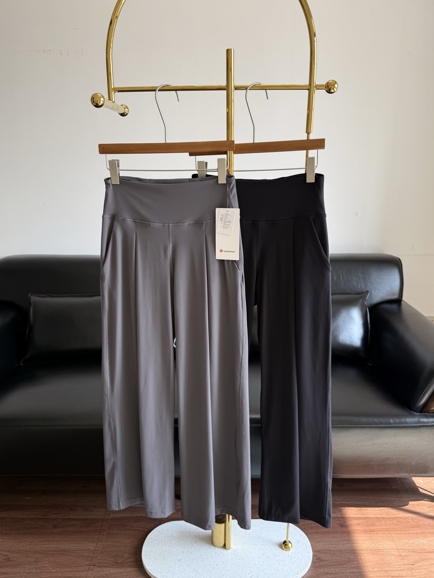 NO:792319,——Lululemon Align Palazzo high-waisted wide-leg trousers. The highest level of slimming and straightness is this pair of trousers. They are also very comfortable and not tight. When you touch the real thing, they are made of four-way elastic fabric, perfect for daily sports. 89 polyester spandex and 11 spandex are both comfortable and functional. They are soft and skin-friendly yet super elastic. They feel soft yet crisp and smooth. The trouser legs are bigger and slimmer!  Especially for babies with pear-shaped figures, the new version of align can directly cover all the thick legs!  It will also make your butt line look more beautiful!  Code number sml gray black,,19860909——LululemonAlignPalazzo 高腰阔腿裤 显瘦显直的最高境界就是这条裤子,又特别舒服不紧绷,实物你摸到之后,它是四面弹的面料,运动日常两不误的款,89聚酯氨纤维11氨纶兼具舒适度和功能性,柔软亲肤却又超有弹性,手感柔软又不失挺括爽滑, 裤腿更大更加显瘦了！特别是梨形身材的宝宝,新版align直接能把大粗腿全部遮住！也会显得屁股线条更加好看！ 码数sml 灰色 黑色,,,Women's clothing