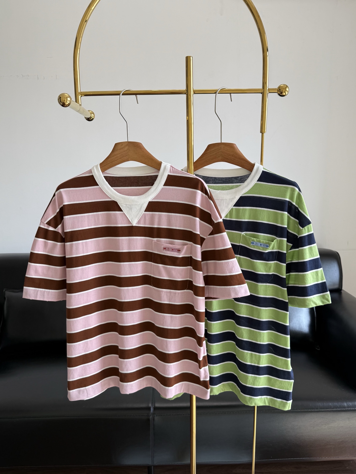 NO:792315,——Prada's new 26Ss early spring style retro striped round neck short-sleeved T-shirt丨 The high-count cotton fabric has been specially washed to give it a soft and waxy old texture. The round neck is spliced with a white triangle collar piece, and the details highlight the brand's ingenuity. The loose shoulder cut is suitable for multiple body shapes, and the micro logo on the left chest pocket is low-key and exquisite. Whether it is paired with jeans to create a relaxed look, or layered with shirts to create a layered look, it can be the finishing touch of the early spring look.  Size S/M/L Pink Green,,prada,jeans,shirts,T-shirt,tees,t-shirt,19860909——Prada 同款26Ss早春新款 复古条纹圆领短袖T恤丨 高支棉面料经过特殊水洗工艺,呈现柔糯的做旧质感,圆领处拼接白色三角领片,细节处彰显品牌巧思.宽松落肩剪裁适配多元身形,左胸口袋的微型标识低调精致,无论是搭配牛仔裤打造松弛感穿搭,还是叠穿衬衫营造层次感,都能成为早春造型的点睛之笔. 码数S/M/L 粉色 绿色,,prada,jeans,shirts,T-shirt,tees，t-shirt,,Women's clothing