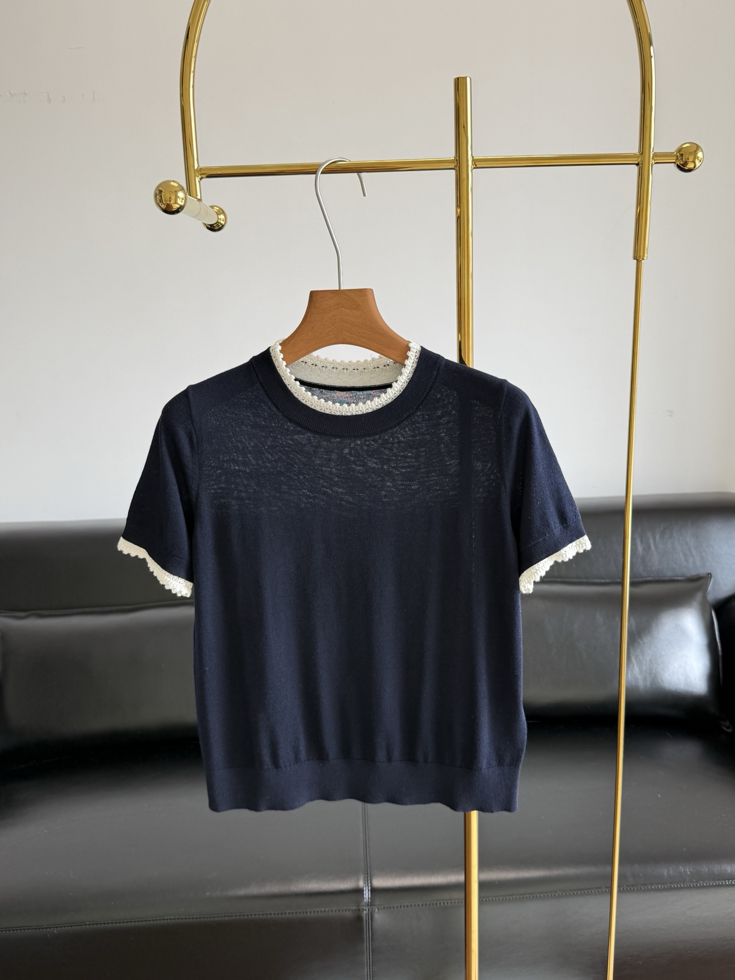 NO:792321,——ERDOS's 2026 new spring new fake two-piece sweater. The basic style is awesome!  Fake two piece design!  A timeless style!  No matter your age, you can control it!  A must-have for lazy people. 8 wool, 10 mulberry silk, 82 tencel. Soft and very comfortable. The fake two-piece design adds a sense of design to the whole. Size sml, purple blue,,19860909——ERDOS同款26年春季新款假两件针织衫 基础款牛逼的就是版型！ 假两件设计！永不过时的款！ 不挑年龄 都能驾驭！懒人必入 8羊毛10桑蚕丝82天丝 柔软度又很舒服  假两件设计为整体增添设计感, 码数sml 紫色 蓝色,,,Women's clothing
