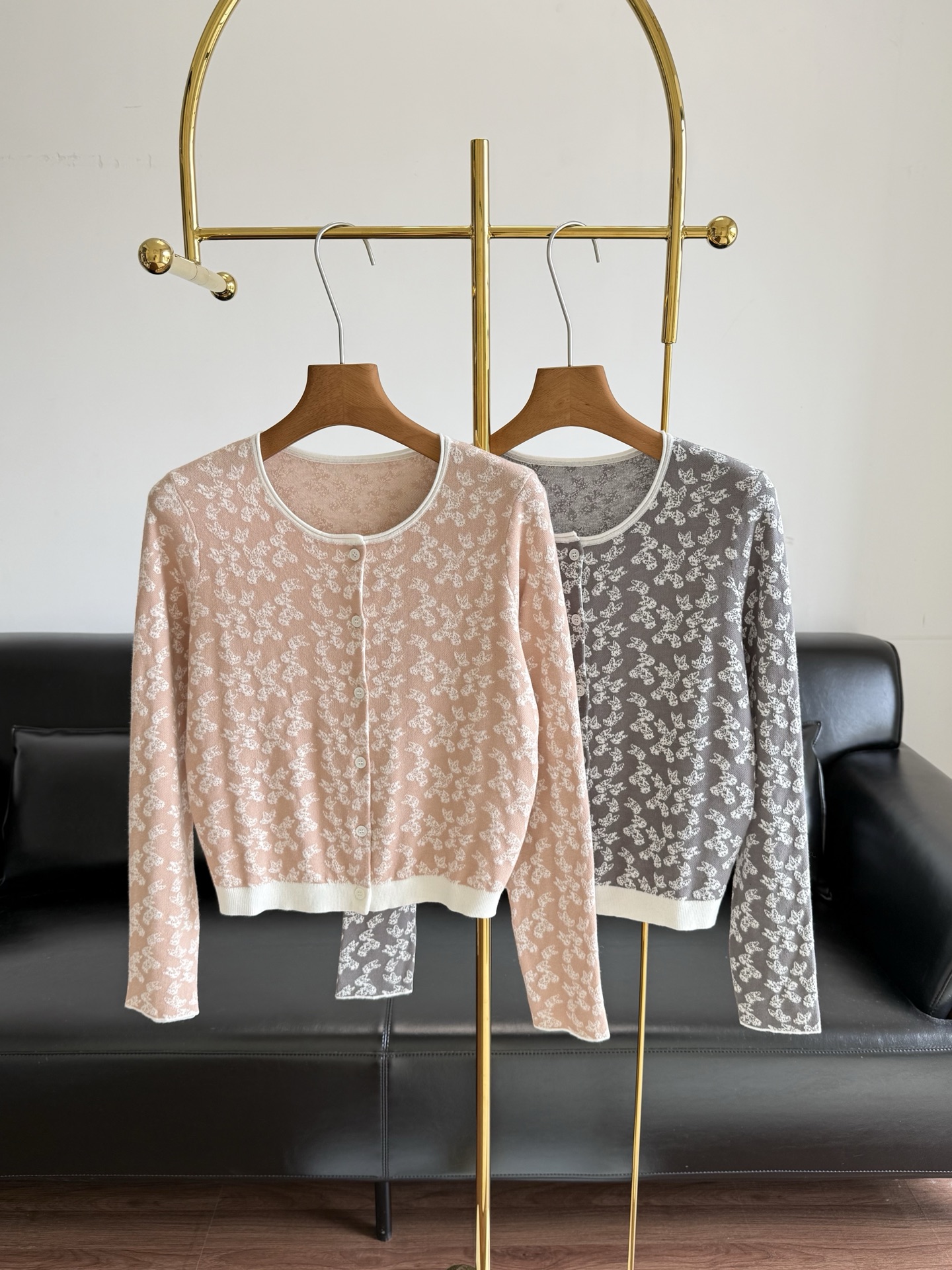 NO:792313,——CRUSH Collectio's 2026 early spring new butterfly jacquard button knitted cardigan, two-color floral jacquard round neck long-sleeved cardigan, mulberry silk mercerized wool cotton, selected high-quality fabrics, soft and delicate to the touch, comfortable and skin-friendly on the upper body, comfortable to wear, three-dimensional jacquard craftsmanship, making every lace flower come to life, showing luxurious and exquisite knitting skills, exquisite letter buttons, adding to the beauty of details, opening and closing to reveal an elegant and pure style.  Code number sml pink gray,,19860909——CRUSH Collectio同款2026年早春新款蝴蝶提花纽扣针织开衫 两色花卉提花圆领长袖开衫 桑蚕丝丝光羊毛棉 精选高品质面料 手感柔软细腻 上身舒适亲肤 穿着舒爽 立体提花工艺 让每一朵蕾丝花朵都栩栩如生 尽显奢侈的精湛针织技艺 精致字母纽扣 增添细节美感 开合间流露优雅又纯欲的格调 码数sml 粉色 灰色,,,Women's clothing