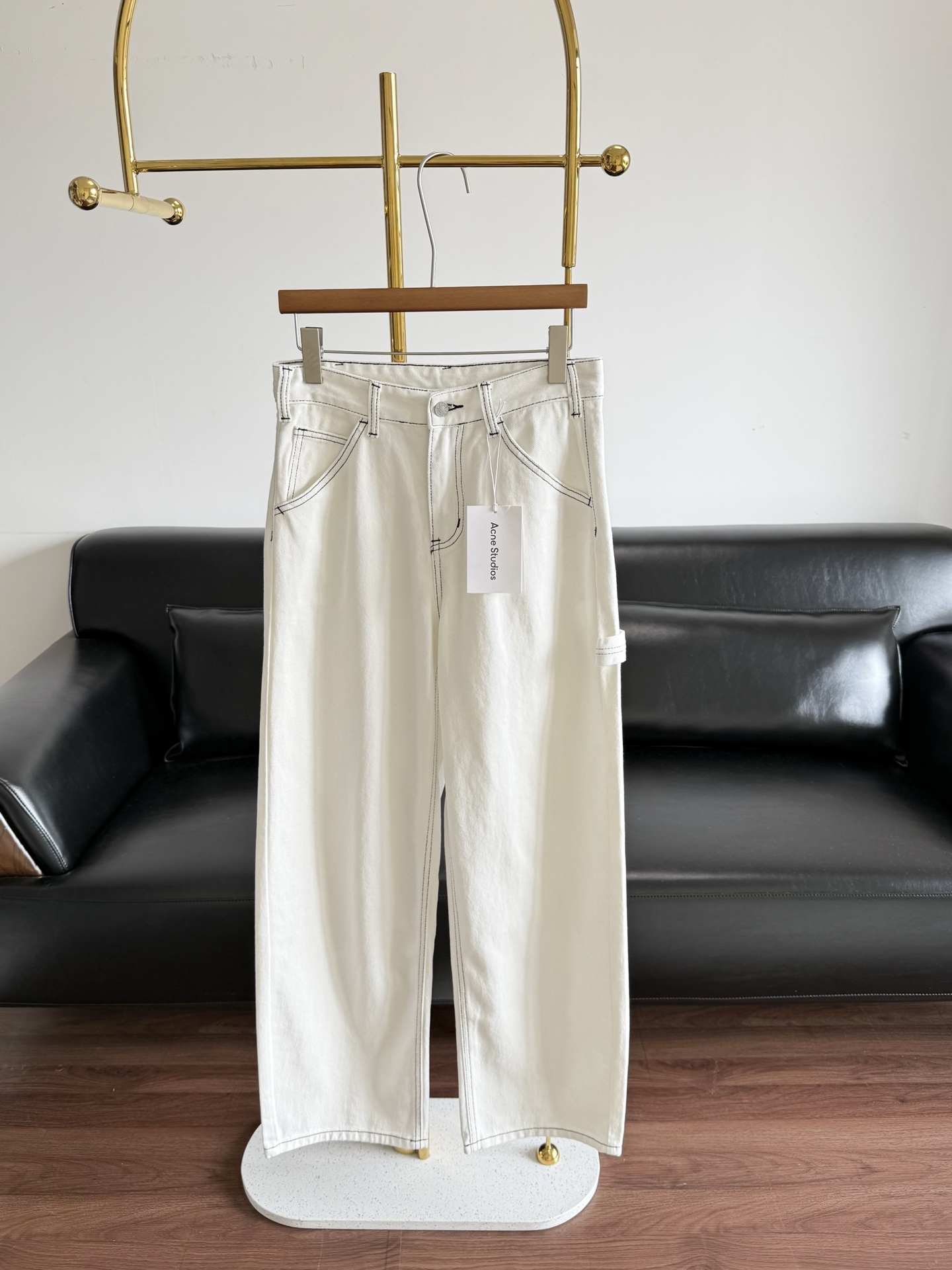 NO:792941,——Acne Studios regular style bow workwear jeans, white denim material + three-dimensional embroidery on the back pocket, full of design! Loose wide-leg version, floor-length, easy to create a high street retro style. The embroidered bow is super recognizable and looks great in daily wear or street style. The pure cotton material is comfortable and durable. Pair it with a simple top or work jacket in spring and summer, and you can easily get a fashionable look! Size sml,,acne studios,dior,jeans,jackets & coats,19860909——Acne Studios同款蝴蝶结工装常规款牛仔裤 白色牛仔材质+后袋立体刺绣,设计感满满!宽松阔腿版型,拖地长度,轻松打造高街复古风.刺绣蝴蝶结超有辨识度,日常穿搭或街头造型都很出彩.纯棉材质舒适耐穿,春夏季节搭配简约上衣或工装外套,轻松get时髦 look! 码数sml,,acne studios,dior,jeans,jackets & coats,,Women's clothing
