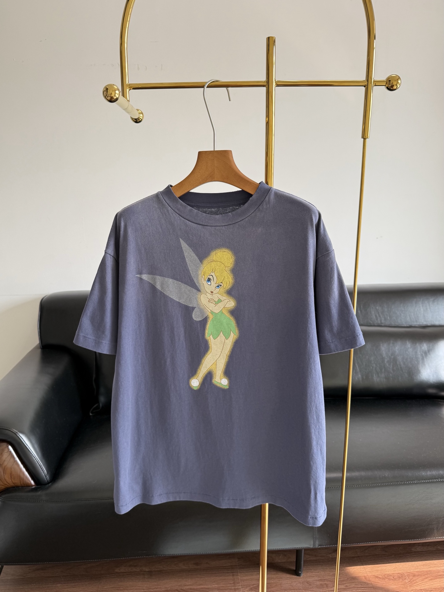 NO:792936,——SAINT MICHAELxDisney Elf T-shirt Jennie’s same style is super popular!  The washed pure cotton fabric is soft and breathable, and the oversized loose fit is really lazy and relaxed. The washed and distressed style brings a retro atmosphere. The fairy print pattern collides with cuteness. It is a really cute and handsome T. It can be paired with jeans or casual pants every day, and you can easily get the American retro style! Size sml,,saint laurent,versace,jeans,tees,t-shirt,19860909——SAINT MICHAELxDisney小精灵T恤 Jennie同款超火！ 水洗纯棉面料柔软透气, oversize宽松版型真的好慵懒松弛 水洗做旧自带复古氛围感 小仙子印花图案与可爱碰撞 真的超可爱帅气的一款T 日常搭配牛仔裤或休闲裤,轻松get美式复古风! 码数sml,,saint laurent,versace,jeans,tees，t-shirt,,Women's clothing