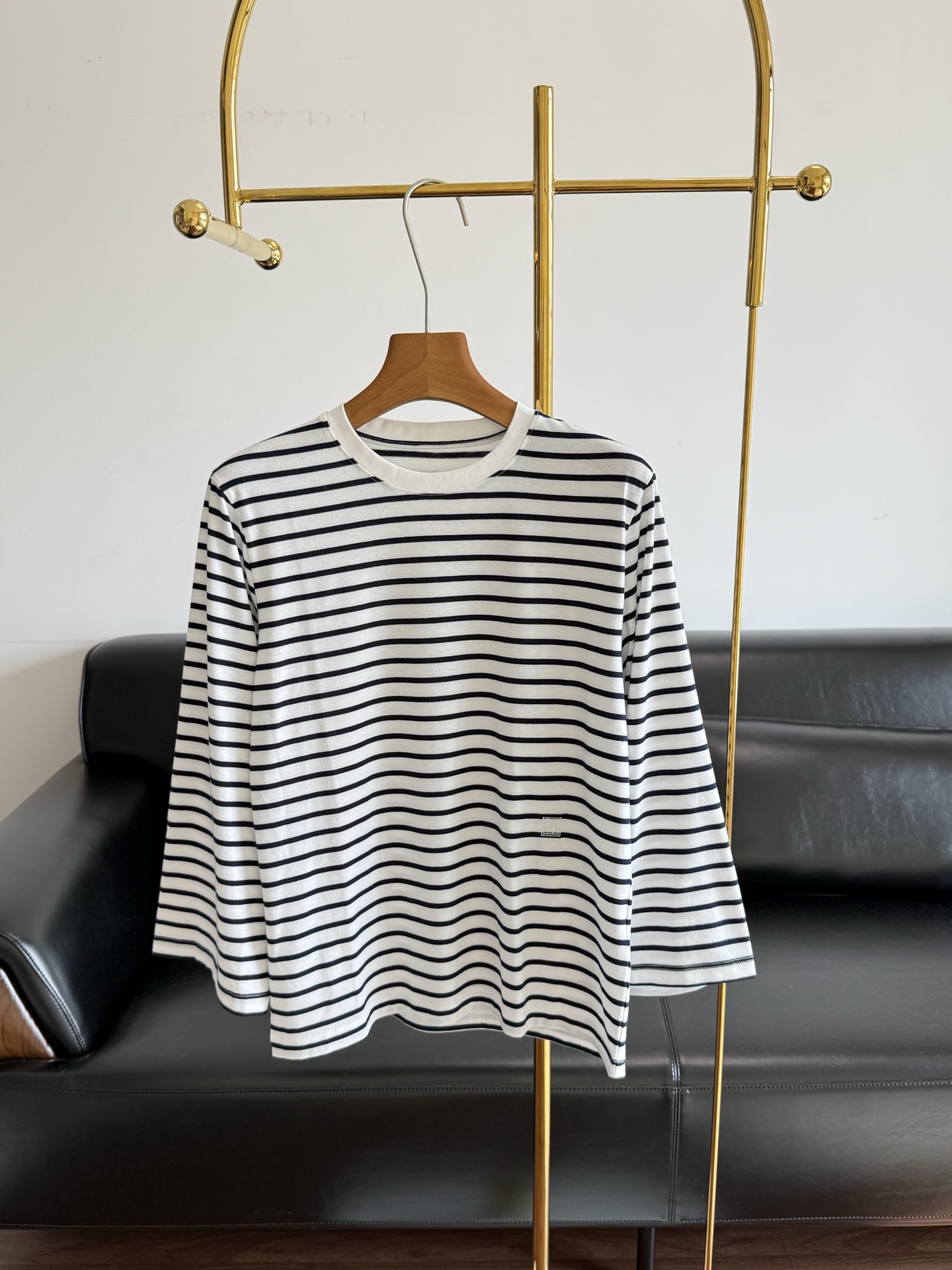 NO:792930,——TOTEME's same style blue and white striped wide-sleeved T-shirt. The navy blue and white equidistant stripes replicate the retro genes of the Breton sailor shirt, and it comes with a French lazy filter, which will never go out of style. - The wide-sleeved cut has a loose shoulder + wide sleeve design, which weakens the shoulder line and modifies the arm lines. It has a casual aura in every gesture and movement, while ensuring that there is no restriction in movement.  High-count organic cotton fabrics are selected, which are soft and skin-friendly, breathable and moisture-absorbent, with both stiffness and drape, and will not easily deform after long-term wear. - The minimalist round collar fits the neck line, the hem is slightly curved, the side seam slits increase freedom of movement, and the low-key embroidered logo on the chest highlights the brand recognition without being ostentatious. - Wear it with a blazer for daily commuting, and wear it with wide-leg pants of the same brand, creating an 'effortless professional feel'. -  Wear it layered with a knitted cardigan or windbreaker as an inner layer to brighten the overall look, suitable for the transitional season between spring and autumn. It is not just a T-shirt, but also an expression of an attitude towards life - in the fast-paced city, use a comfortable, durable and versatile item to regain your relaxation and yourself. Size sml, jackets & coats, tees, t-shirt, business suit,19860909——TOTEME同款蓝白条纹阔袖t恤 海军蓝与白色的等距条纹,复刻布列塔尼水手衫的复古基因,自带法式慵懒滤镜,永不过时. - 阔袖剪裁宽松落肩+阔袖设计,弱化肩线,修饰手臂线条,举手投足间自带随性气场,同时保证活动无束缚. 甄选高支有机棉面料,触感柔软亲肤,透气吸湿,兼具挺括度与垂坠感,久穿不易变形. - 极简细节圆领贴合颈部线条,下摆微弧形剪裁,侧缝开衩提升活动自由度,胸口低调刺绣logo,彰显品牌辨识度却不张扬. - 日常通勤内搭于西装外套,下搭同品牌阔腿裤,打造“毫不费力的专业感”. - 叠穿层次外搭针织开衫或风衣,作为内搭提亮整体造型,适配春秋过渡季. 它不只是一件T恤,更是一种生活态度的表达——在快节奏的都市里,用一件舒适、耐看、百搭的单品,找回穿衣的松弛与自己 码数sml,,jackets & coats,tees，t-shirt,business suit,,Women's clothing