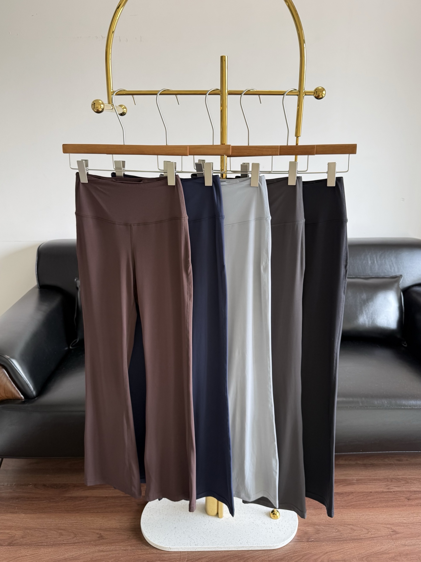 NO:792925,——Lululemon Groove series ultra-high-waisted flared casual pants Fabric features: Quick-drying Cool High-fitting High-elasticity Design details: High-waisted micro-flared trouser legs Practical scenarios: Yoga Daily travel Applicable seasons: Spring, summer, and autumn There are pockets inside the waist to provide convenience for running training. It is made of polyurethane elastic fiber high-elastic fabric, which is relatively thinner and has a near-naked feeling. It is very suitable for daily wear.  It is an Asian version with a high waist and wide width that wraps around the waist and abdominal muscles, effectively shrinking the fat!  The non-sensory printed label does not affect the body feel, the wiring is clean and neat, and it is very easy to wear!  The micro-flare pants design is very flattering to the leg shape. The ultra-high waist design can better highlight the female figure. There is a convenient pocket on the back waist, which can store mobile phones. The waistband is equipped with 1cm high elastic elastic, which is full of three-dimensionality and less prone to deformation. Moreover, the version of the bell-bottom pants has its own lines, which makes the legs slimmer and more feminine!  Size xs-l brown, blue, rhino gray, dark gray, black,,19860909——lululemon Groove系列超高腰喇叭休闲裤 面料特点: 速干 凉爽 高贴合度 高弹力 设计细节: 高腰设计微喇叭裤腿 实用场景: 瑜伽 日常出行 适用季节: 春 夏 秋 腰部内里设有口袋,为跑步训练提供便捷 采用聚氨酯弹性纤维高弹面料,相对更加轻薄些,接近裸感体验,很适合日常穿搭 是亚洲版型的高腰宽幅包裹腰腹肉肉,有效收拢小赘肉！ 无感印花标签不影响体感,走线干净整齐,十分好穿！ 微喇叭裤设计很修饰腿型 超高腰设计,更能凸显女性身材,后腰部有便捷口袋,可存放手机,腰头里面配有1cm高弹力松紧,立体感十足的同时更加不易变形,而且喇叭裤的版型自带线条感,更显瘦腿 女人味十足！ 码数xs-l 棕色,蓝色,犀牛灰,深灰色,黑色,,,Women's clothing