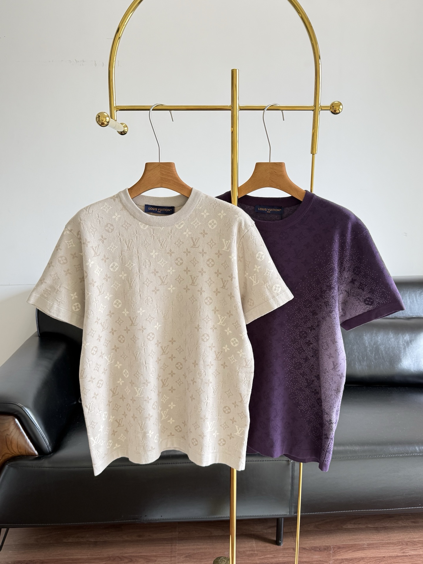 NO:792926,Apricot purple p LOUIS VUITTON's same 26 spring and summer series jacquard knitted short-sleeved T-shirt. The entire frame adopts Monogram Surplus jacquard technology. The classic LV letters, four-leaf flowers and circular logo are integrated into the light beige base with gradient tones. It visually presents a hazy 'camouflage feeling' and the jacquard texture is three-dimensional. The fabric material is certified organic cotton knitted and feels soft and skin-friendly. It has the relaxed feel of a T-shirt and the delicate texture of a sweater. It is suitable for wearing in many seasons.  Standard round neck + ribbed edge design, regular fit, strong body tolerance, same style for men and women. Can be worn alone or layered with jackets, suitable for daily life, dating and other scenarios. Size s-xl, apricot purple,, louis vuitton, louis vuitton, jackets & coats, T-shirt, tees, t-shirt,19860909杏色紫色p LOUIS VUITTON同款26春夏系列提花针织短袖T恤 全幅采用Monogram Surplus提花工艺,将经典LV字母、四叶花卉与圆形标识以渐变色调融入浅米色基底,视觉上呈现朦胧的“迷彩感”,提花纹理立体. 面料材质认证有机棉针织,触感柔软亲肤,兼具T恤的松弛感与针织衫的细腻质感,适合多季节穿着. 标准圆领+罗纹收边设计,常规合身版型,对身材包容性强,男女同款.可单穿或叠搭外套,适配日常、约会等多种场景. 码数s-xl 杏色 紫色,,louis vuitton,louis vuitton,jackets & coats,T-shirt,tees，t-shirt,,Women's clothing