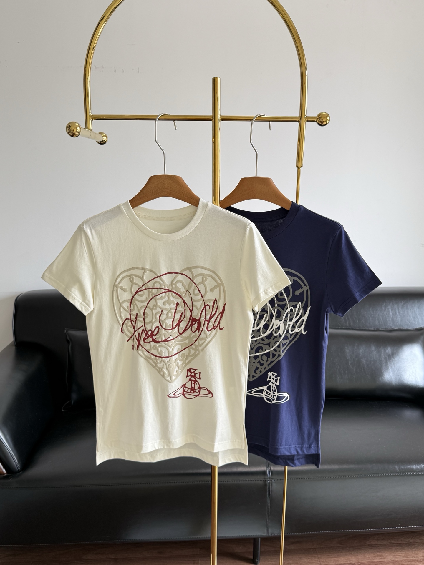 NO:792922,——The same style as the Queen Mother of the West, Saturn love printed T-shirt, pure cotton fabric!  The heart foam print on the chest with burgundy handwritten letters is retro and exquisite, and the Saturn pattern below is niche and recognizable. It has a sense of fashion. It can be worn alone or as an inner layer. You can wear it casually and go out without any hassle!  Size sml apricot blue, tees, t-shirt,19860909——西太后同款 土星爱心印花T恤 纯棉面料！胸前爱心发泡印花加酒红色手写字母 复古又精致,下方的土星图案小众又有辩识度 自带时髦感 单穿内搭都可 随便一穿就可以出门完全不用费脑！ 码数sml 杏色 蓝色,,tees，t-shirt,,Women's clothing