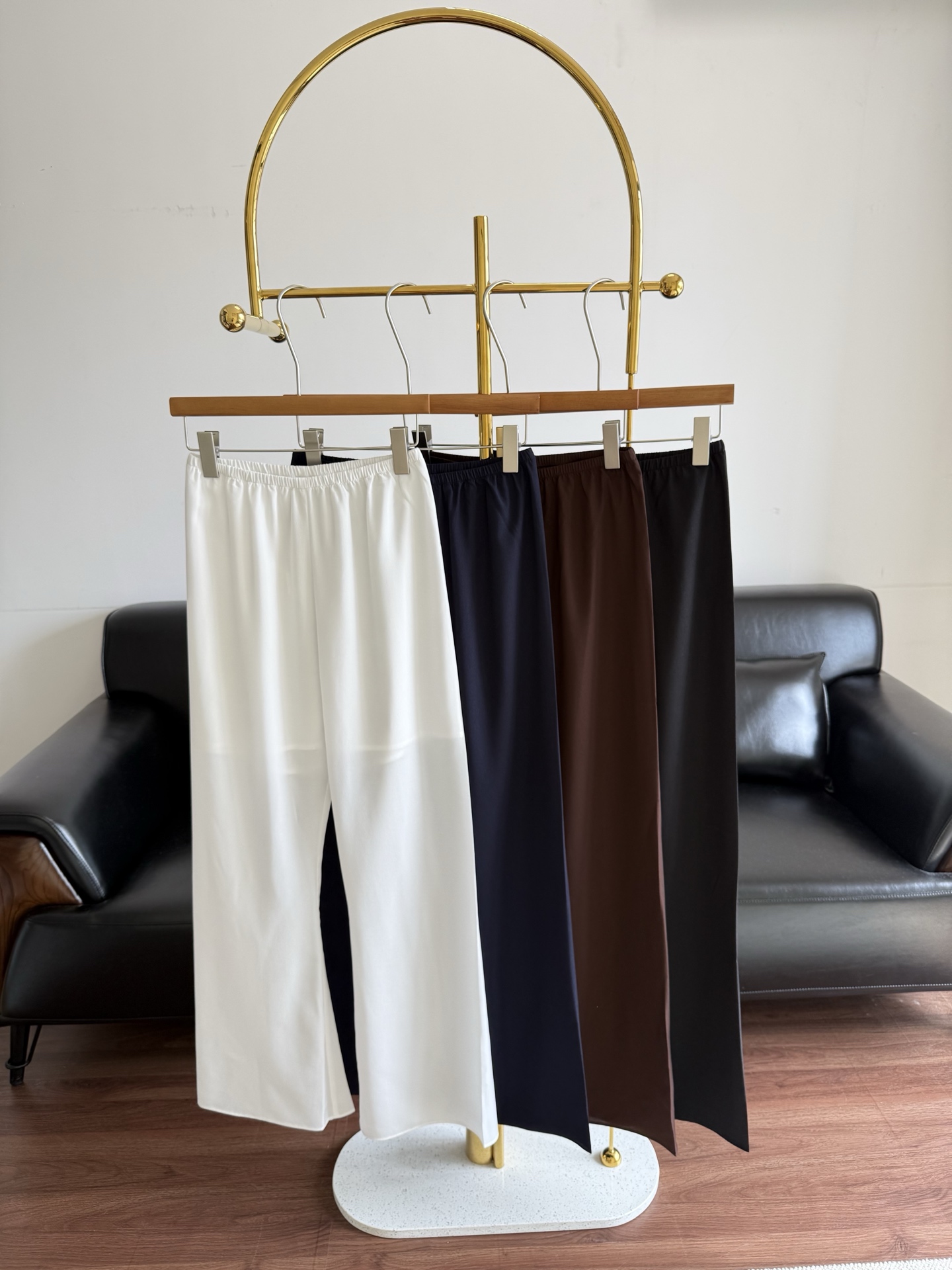 NO:793389,——Therow's same style elastic air pants, 69 triacetate 31 polyester fiber, clear texture, flat and straight, not easy to wrinkle. Made of high-quality viscose fiber, silky and skin-friendly, perfect drape. Loose straight version + elastic waist design, comfortable and tolerant, suitable for all body types. The fabric is light and breathable, super cool to wear in summer, easy to control for commuting, vacation, and daily life ~ Pair it with a simple top or shirt to easily get a minimalist and high-end feeling!  Navy blue, black, white, brown SML code.,,shirts,19860909——therow同款松紧空气裤 69三醋酸纤维31聚酯纤维 清晰的肌理,平整且直垂性很好,不易起皱 采用高品质粘胶纤维,触感丝滑亲肤,垂坠感满分,宽松直筒版型+松紧腰设计,舒适又包容,适合各种身材.面料轻盈透气,夏天穿超凉爽,通勤,度假,日常都能轻松驾驭~搭配简约上衣或衬衫,轻松 get极简高级感! 藏青色、黑色、白色、咖色 SML码.,,shirts,,Women's clothing