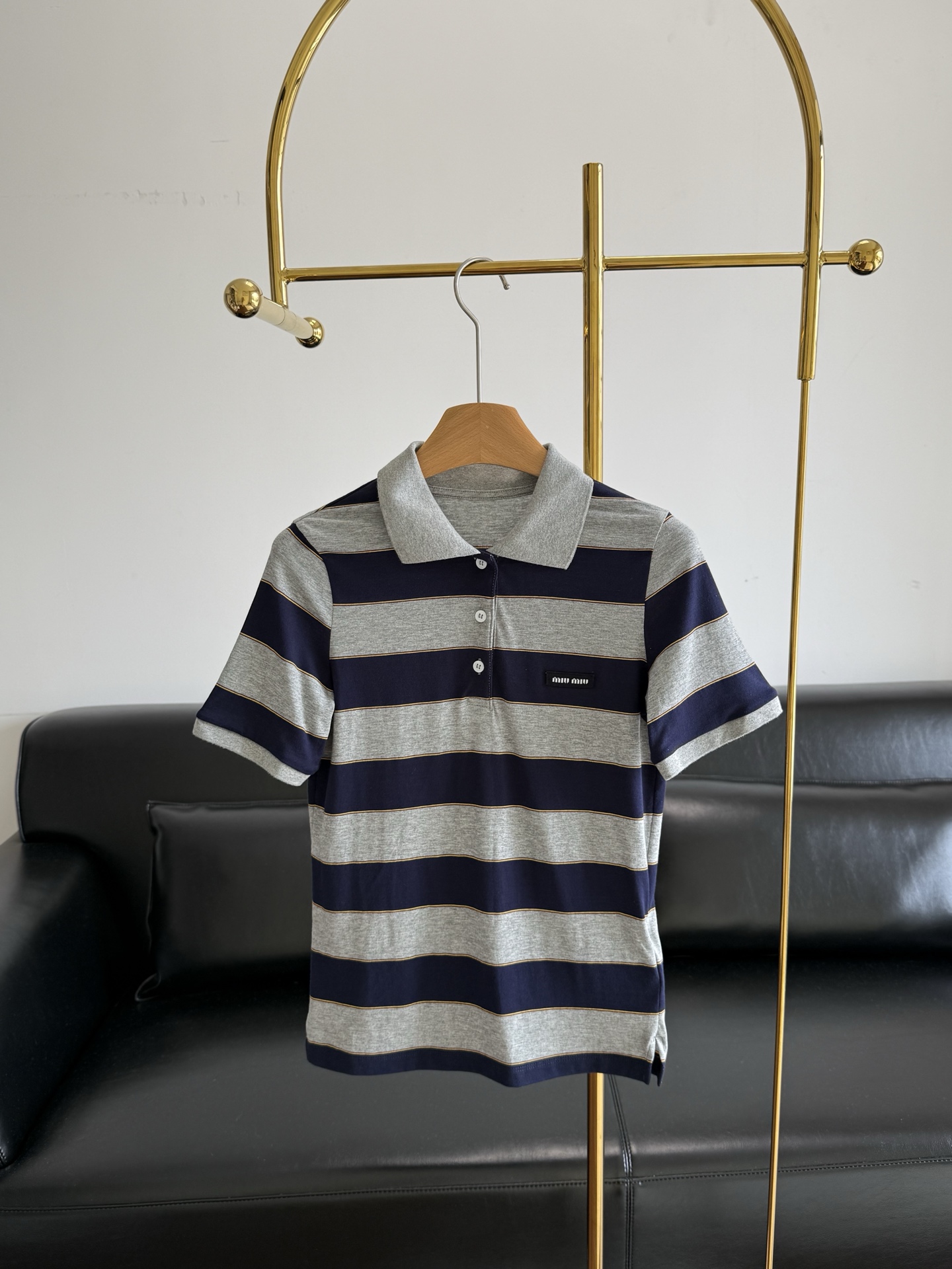NO:793398,——Miumiu's same style striped polo short sleeves. No one can refuse this striped polo!  It’s really awesome!  !  It continues miu’s consistent girly feel!  The polo collar is full of design school style!  Comes with an intellectual feel!  !  !  Pure cotton fabric!  Texture and style are both online!  Exquisite urban beauty, can hold it for commuting and leisure!  !  !  Size sml,,miumiu,T-shirt,19860909——miumiu同款 条纹polo短袖 没人能拒绝这件条纹polo！真的太出片了！！延续了miu一贯的少女感！polo领的设计学院风拉满了！自带知识分子的感觉！！！ 纯棉面料！质感与版型双在线！精致的都市丽人,通勤、休闲都能hold住！！！ 码数sml,,miumiu,T-shirt,,Women's clothing