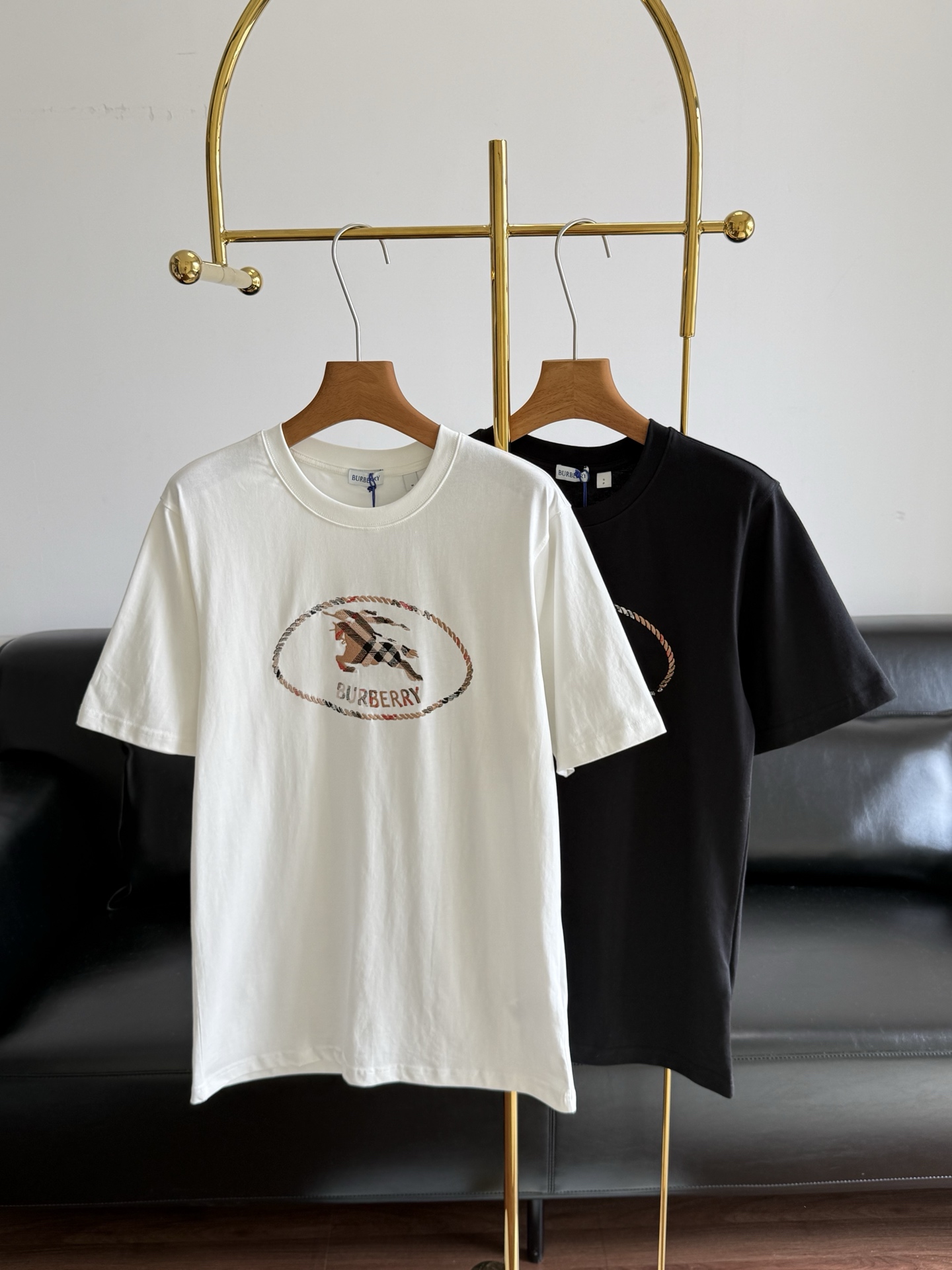 NO:793407,——BURBERR*The latest gradient equestrian knight short-sleeved T-shirt of the same style for the 26th Year of the Horse. Casual fit for both men and women. Incorporates the brand logo and EKD logo printing. Decorated with gradient Burberry plaid. This boutique piece is from the brand's New Year capsule series. It celebrates the New Year of the Horse. It is comfortable and comfortable to wear and can meet the needs of various body shapes. It is suitable for daily matching with pants and skirts~ The fabric is made of plain woven cotton fabric. This fabric has a light texture.  It has good breathability and moisture absorption. It is skin-friendly and comfortable to wear. It is suitable for daily wear. It is not easy to feel stuffy even in warm weather. Rib knitted neckline. It has good elasticity and is not easy to deform. It can maintain the shape and fit of the neckline. It can maintain a good condition after being worn and washed many times. Size S-XL. White. Black, burberry, skirts, T-shirt, tees, t-shirt,19860909——BURBERR*同款26马年最新款渐变马术骑士短袖T恤 男女皆可休闲版型 融入品牌徽标和马术骑士徽标（EKD）印花 装饰渐变 Burberry 格纹 此件精品出自品牌新禧贺岁胶囊系列 礼赞马年新春 穿着舒适自在能满足多种身形需求 日常搭配裤子、裙子都很合适～ 面料选用平织棉面料 这种面料质感轻盈 具有良好的透气性和吸湿性 穿着亲肤舒适 适合日常穿着 即使在温暖天气也不易感到闷热 罗纹针织领口 弹性好不易变形 能保持领口的形状和贴合度 多次穿着、洗涤后也能维持较好状态 码数S-XL 白色.黑色,,burberry,skirts,T-shirt,tees，t-shirt,,Women's clothing