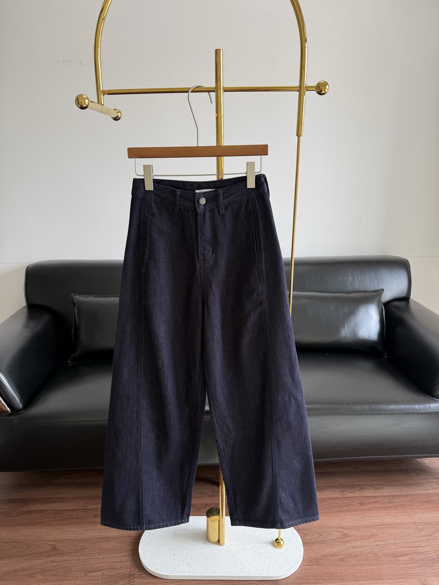 NO:793395,——MM6 wide-leg regular jeans. The design of the large crotch legs is so stylish. It is natural that I prefer these wide-leg trousers in autumn and winter! I define these pants as retro style, and the upper body is very retro!  The Turkish fabric adopts the garment washing process, with a little white leakage, the three-dimensional and layered sense are full, drapey and not wrinkled, the lines are neat and straight, and full of aura! Large loose trouser legs, CHAO-level flesh-covering, CHAO slimming, this kind of pants can be worn by anyone, with an accent, yuppie, and its own style label~ Size s-xxl, masion margiela, jeans,19860909——MM6 阔腿常规款牛仔裤 立裁的大裤腿的设计太有腔调感了,秋冬就更偏爱这种宽腿裤就是理所当然的啦!这条裤子我就给它定义为复古腔调风格,上身复古浓浓的！ 土耳其面料采用成衣水洗工艺,加上小许漏白,立体感和层次感拉满,有垂感且不会皱,线条利落笔直,气场十足! 宽松的大裤腿,CHAO级遮肉的,CHAO显瘦的,这种裤子就是谁穿都可以有味道的,腔调,雅痞,自带风格标签的~ 码数s-xxl,,masion margiela,jeans,,Women's clothing