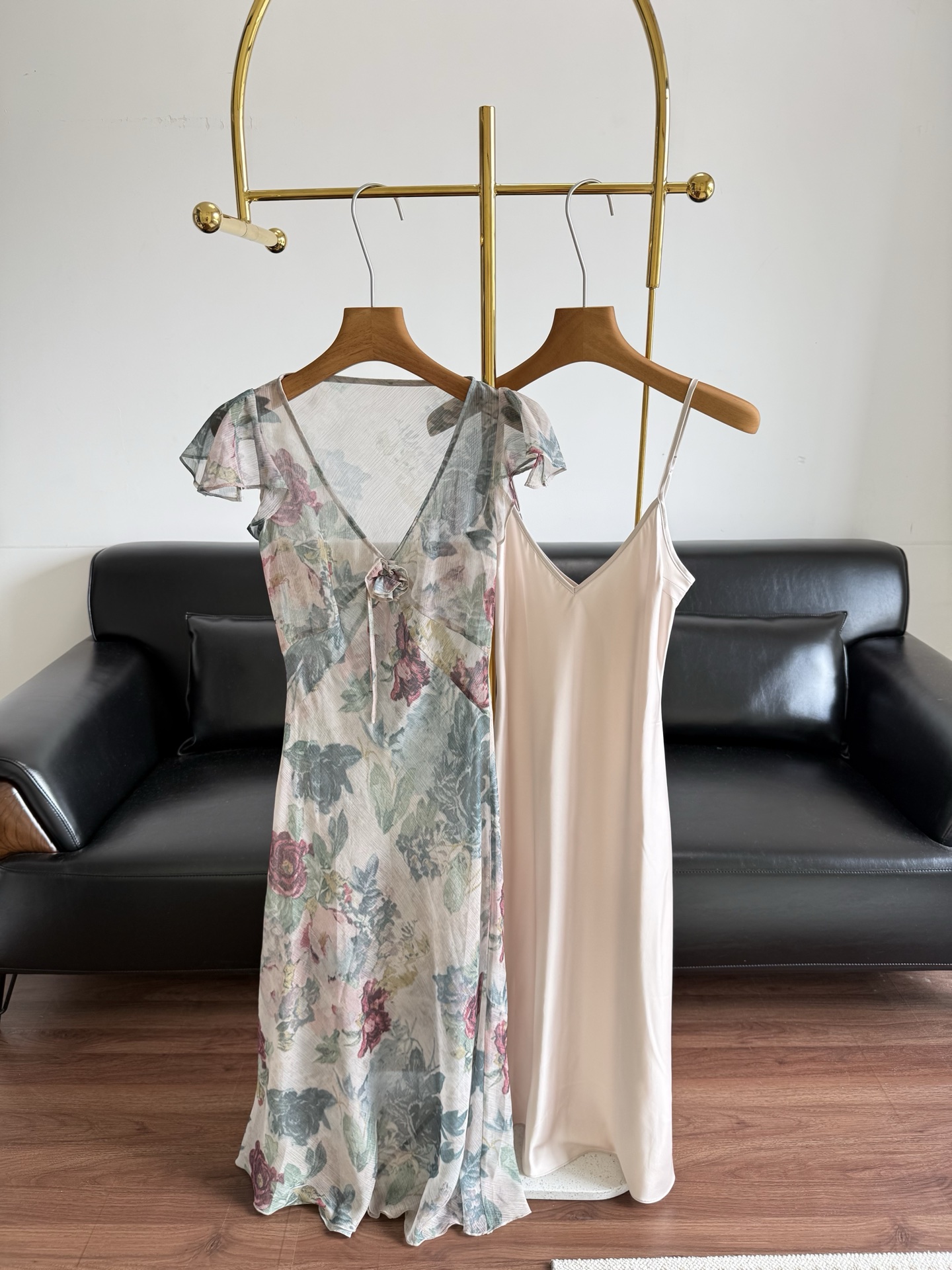 NO:793404,——Realisation Par's same style V-neck printed dress. I understand what 'ambience ceiling' means! Its iconic silk blended fabric is really amazing! It is as thin as a cicada but completely opaque. It sticks to the body and feels cool, and it is not burdensome to wear in summer. The drapey feeling is directly magical, and who knows how relaxed it feels when walking in the wind?  The V-neck + back waist tie design pinches the waistline just right, which is super friendly to pear-shaped figures. The effect of slim waist and long legs is directly welded to the body. The mid-length skirt also has a small slit, slightly revealing a little calf, and full of pure desire! Size sml,,skirts,real silk,19860909——Realisation Par同款 V领印花连衣裙 懂了什么叫'氛围感天花板'! 它家标志性的真丝混纺面料真的绝了!薄如蝉翼却完全不透,贴在身上凉丝丝的,夏天穿也毫无负担.垂坠感直接封神,走路带风的松弛感谁懂啊! V领+后腰系带设计,把腰线掐得刚刚好,对梨形身材超级友好,腰细腿长的效果直接焊在身上.中长裙摆还带了个小开叉,若隐若现露一点小腿,纯欲感拉满! 码数sml,,skirts,real silk,,Women's clothing