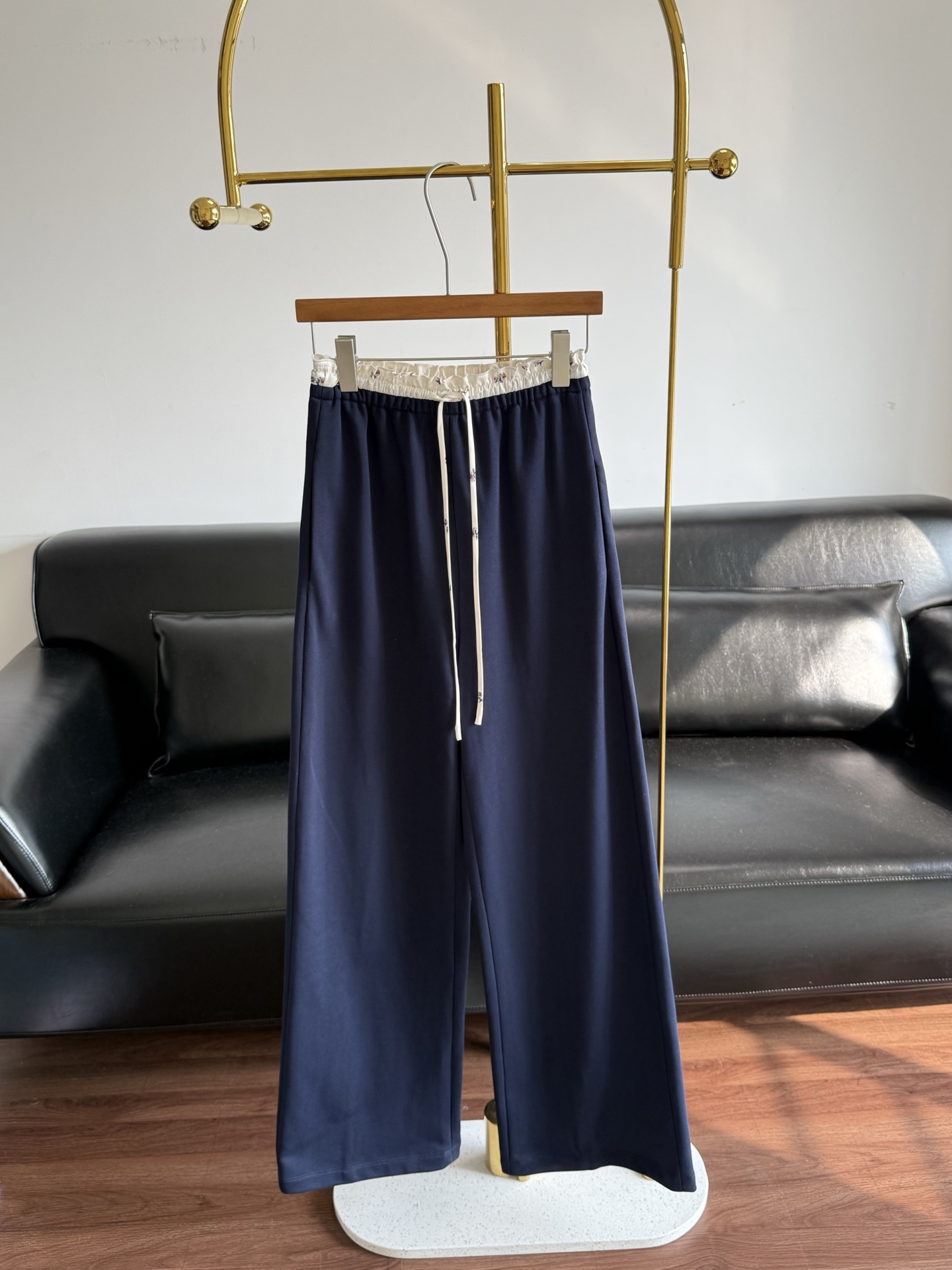 NO:793875,——JORYA elastic waist wide-leg sweatpants create an effortless sense of fashion ~ Cotton fabric!  The classic cloud-pleat pants combine satin with wide-leg pants, giving the whole pair of pants an instant voluminous, rose-like upper body. Elastic waist + contrasting drawstring, practical and design-friendly. The fabric is soft and drapey, super comfortable to wear in autumn and winter, slimming and covering the crotch, and pear-shaped body friendly!,,19860909——卓雅JORYA 松紧腰阔腿卫裤 打造不费力的时尚感~ 棉面料！经典的云褶裤,将缎面与阔腿裤相结合, 使整条裤子瞬间拥有含卓量,上身充满玫瑰的温柔~ 松紧腰+撞色抽绳,实用又有设计感.面料柔软垂感,秋冬穿超舒服,显瘦遮胯,梨形身材友好!,,,Women's clothing