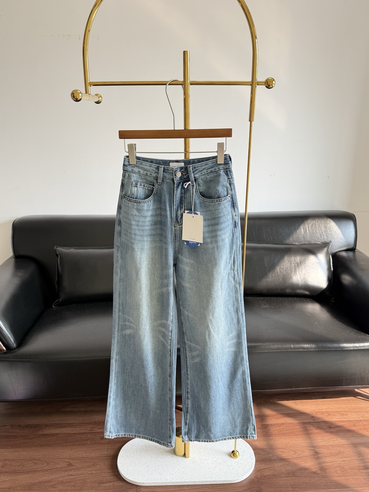 NO:793871,——The row straight-leg Tencel jeans are made of 60 cotton and 30 lyocell. They feel really soft and stylish. They are very comfortable and super soft and delicate!  When I got this product, it was really amazing how soft it was. It also had a stylish look and a wide feel!  It's comfortable, breathable and has a built-in cooling function. Once you put it on, you won't want to take it off!  Straight and wide-leg version!  It is tolerant enough for body shapes and looks good no matter how you wear it, with a great sense of accent!  The key point is that the looseness is very well controlled. It does not make you taller or shorter, and the proportions are perfectly modified!  The colors are very eye-catching and versatile!  Code number s-xxl,,jeans,19860909——the row 直筒天丝牛仔裤 采用60棉30莱赛尔手感真的柔软又有型, 舒适度真的高啊超级的柔软细腻！ 很这款拿到手真的是惊艳的柔软度 重点还很有型 挺阔感的！ 舒爽透气还自带降温功能, 一穿上就不想脱下来了！ 直筒阔腿的版型！ 有着对身形的足够包容性 随便怎么穿搭都好看,腔调感爆棚！ 重点是宽松度把握的非常好 不拉高子,不显矮,把比例修饰的很完美！ 颜色非常耐看百搭！ 码数s-xxl,,jeans,,Women's clothing