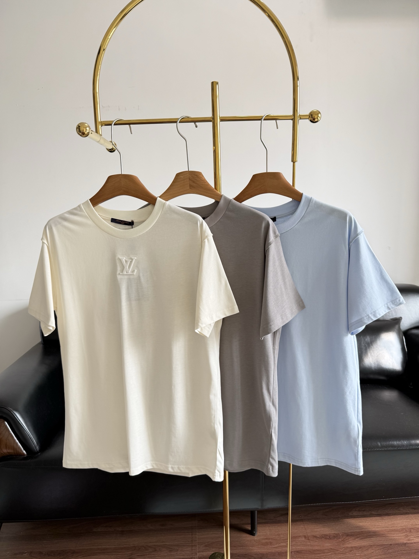 NO:793881,——LV's same three-dimensional embossed logo short-sleeved T-shirt is made of threaded dyed fabric, soft and breathable, and super comfortable to wear in summer! Three-dimensional embossed logo on the chest, full of details, and knitted logo on the back, low-key and recognizable. Straight and loose fit, strong tolerance, can be worn alone or layered, easily create a simple and high-end sense. It can be easily used for daily leisure and vacation, it is a classic LV series, fashionable and practical! Size s-xl apricot gray  blue,,louis vuitton,T-shirt,tees,t-shirt,19860909——LV同款立体浮雕Logo短袖T恤 采用螺纹同缸定染面料,柔软透气,夏天穿超舒服!胸前Logo立体压花,细节满分,背面还有针织标识,低调又有辨识度.直筒宽松版型,包容性强,单穿或内搭都很OK,轻松打造简约高级感.日常休闲,度假都能轻松驾驭,是LV经典系列,时尚实用两不误! 码数s-xl 杏色 灰色 蓝色,,louis vuitton,T-shirt,tees，t-shirt,,Women's clothing