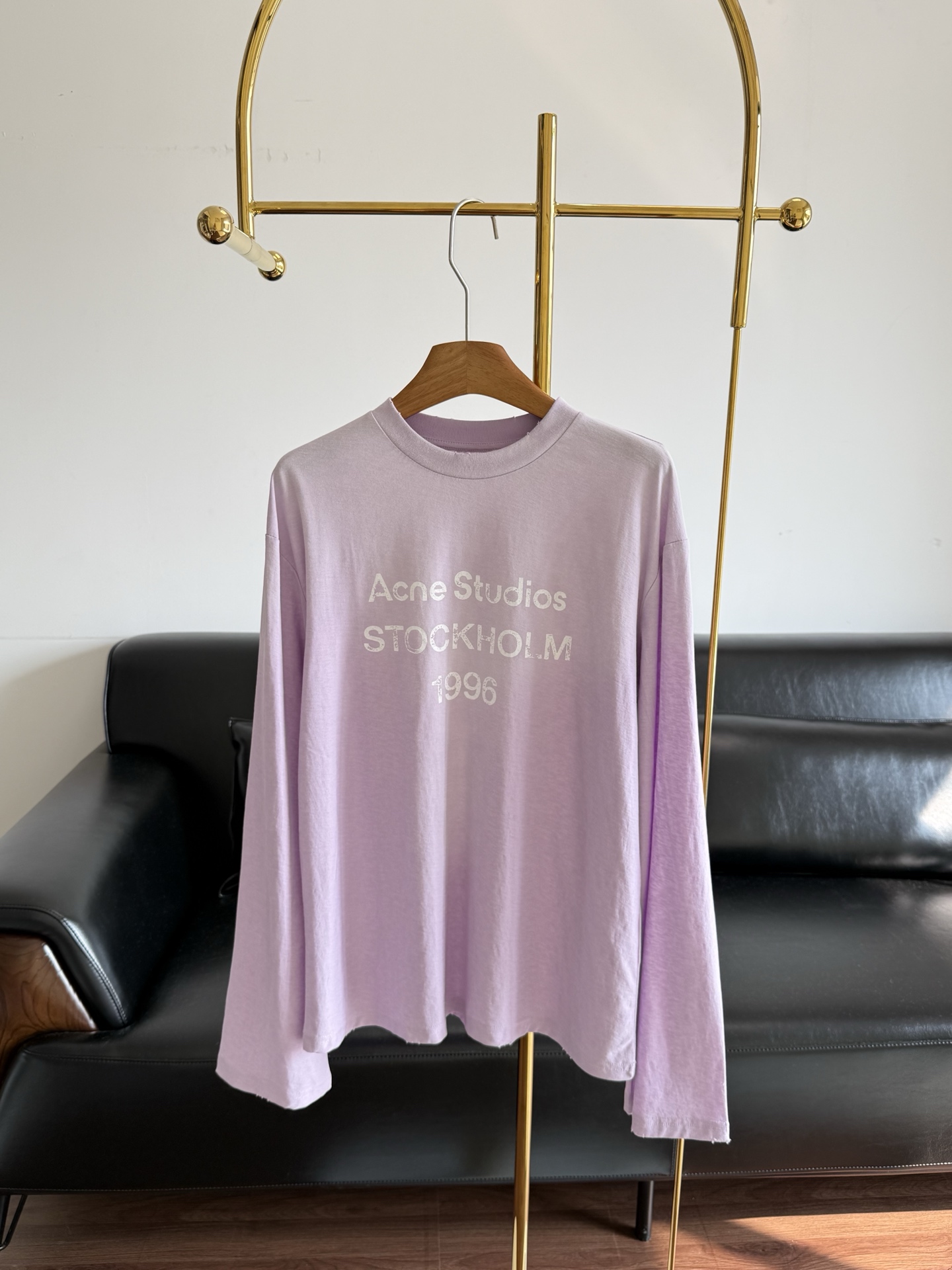NO:793887,——Acne's same style printed long-sleeved t-shirt. The pure cotton fabric feels soft and delicate!  Relaxed and lazy, creating an urban relaxed style. It is very tolerant to the body. It feels airy when worn by thin people, and there is no pressure when worn by fat people. Suitable for daily wear alone or layered. Pair with jeans, casual pants or skirts. Easily create a 'match-free' OOTD. Sizes sml,,acne studios,skirts,jeans,19860909——Acne同款印花长袖t 纯棉面料手感柔软细腻！ 松弛慵懒,营造出都市松弛风 对身材包容性强 瘦人穿有空气感,微胖穿也无压力 日常单穿或叠穿都合适 搭配牛仔裤、休闲裤或半裙 轻松打造“免搭配”OOTD 码数sml,,acne studios,skirts,jeans,,Women's clothing