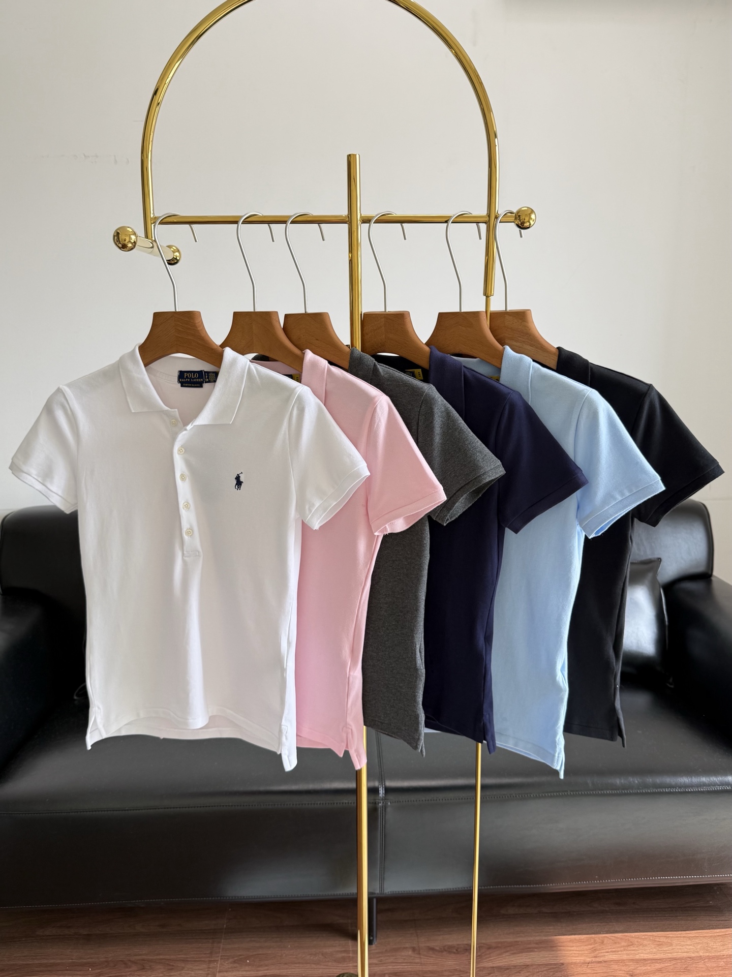 NO:793893,——Ralph Lauren/Ralph Lauren's same style Slim-fitting five-button lapel short-sleeved T-shirt Polo shirt Girls must have a Polo shirt in summer! Made of pique mesh fabric, embroidered with imported stitches with small labels. Straight-shoulder slim fit with natural curvature on the waist to show the waist curve. Attractive low-saturation color. Simple, high-end and subtle. Five-button classic! Hurry up!!! Size xs-xl White Pink Gray Black Navy  light blue,,loro piana,T-shirt,tees,t-shirt,19860909——Ralph Lauren/拉夫劳伦同款 修身五粒扣翻领短袖T恤POLO衫 女生夏天一定要有一件Polo衫! 珠地网眼面料,小标进口针迹刺绣而成 正肩修身版型腰侧有自然弧度能很好的显示腰身曲线耐看的低饱和度色彩简约高级又含蓄五粒扣经典款!抓紧冲辣!!! 码数xs-xl 白色 粉色 灰色 黑色 藏蓝色 浅蓝色,,loro piana,T-shirt,tees，t-shirt,,Women's clothing
