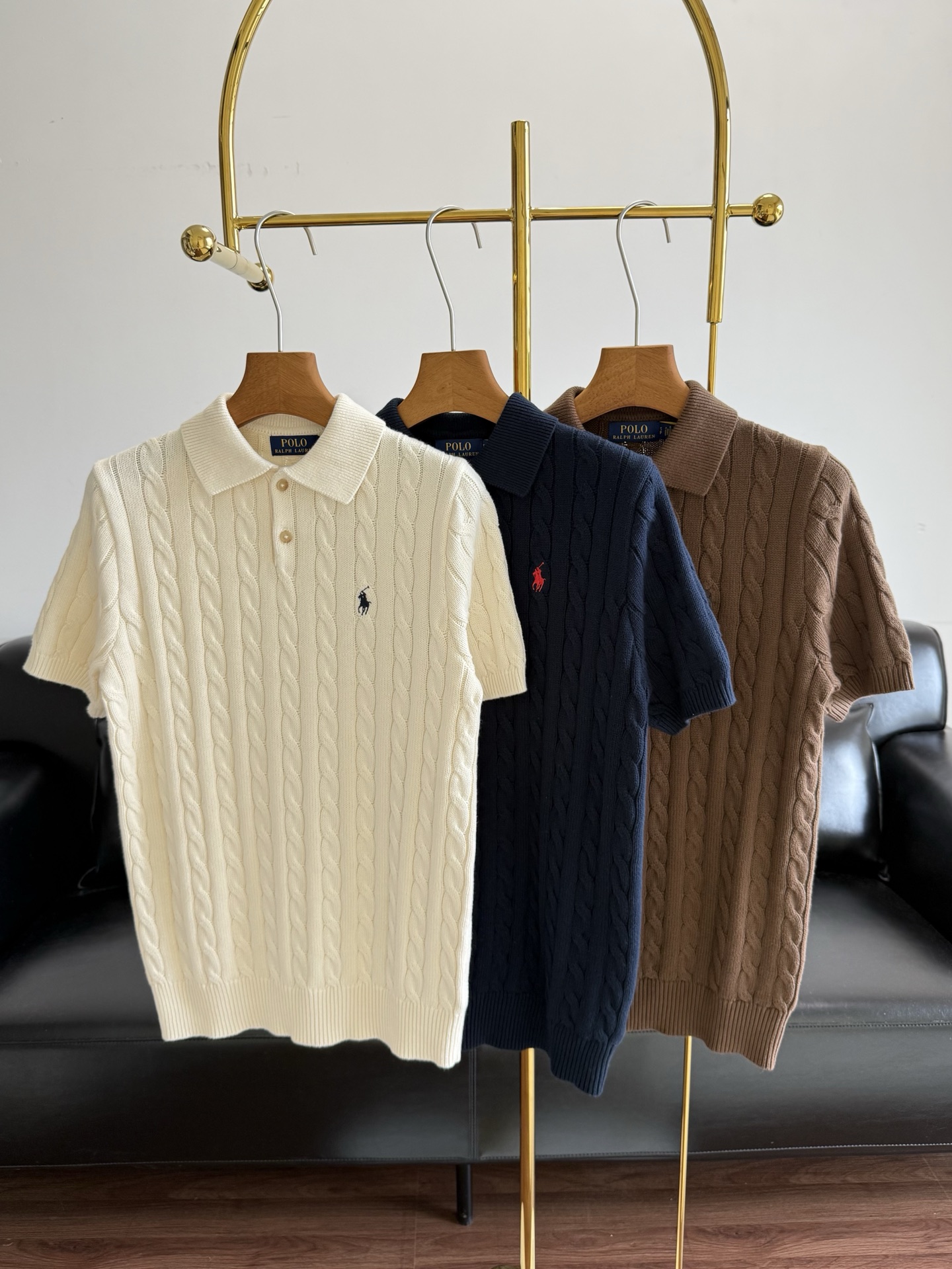 NO:794337,——Ralph Lauren men’s cable knit short-sleeved POLO shirt, a classic that never goes out of style!  Ralph Lauren cable knitted short-sleeved POLO shirt is here. It perfectly combines American retro college style with modern comfort. The three-dimensional cable texture + iconic pony embroidery + skin-friendly knitted fabric is a versatile item that will never go out of style in the wardrobe. It can be easily used in various scenarios such as leisure, commuting and light business!  Iconic pony embroidery The classic Ralph Lauren pony embroidery on the left chest has fine and three-dimensional lines. It is not only a symbol of the brand's identity, but also injects recognition into the simple version, highlighting the texture in a low-key manner. The three-dimensional cable texture is made of retro cable knitting technology all over the body, and the texture is full and three-dimensional, which is different from ordinary plain weave POLO. The upper body has a sense of layering and retro accents, both visual and tactile upgrades.  High-quality pure cotton fabric, soft, breathable and not sweaty. Say goodbye to the stiffness of traditional POLO. It is comfortable to wear alone in spring and autumn and as an inner layer in winter. The gender-neutral loose tailoring is a classic loose fit, regardless of body shape or gender, and can easily adapt to various body shapes and styles. Size xs-l, off-white, brown, navy blue, loro piana, T-shirt,19860909——拉夫劳伦 男款绞花针织短袖POLO衫 经典永不过时！拉夫劳伦绞花针织POLO衫短袖来袭 将美式复古学院风与现代舒适感完美融合,立体绞花纹理+标志性小马刺绣+亲肤针织面料,是衣橱里永不过时的百搭单品,轻松拿捏休闲、通勤与轻商务等多元场景！ 标志性小马刺绣左胸处经典的Ralph Lauren小马刺绣,走线细腻立体,既是品牌身份的象征,也为简约版型注入辨识度,低调中彰显质感. 立体绞花纹理全身采用复古绞花针织工艺,纹理饱满立体,区别于普通平织POLO,上身自带层次感与复古腔调,视觉与触感双重升级. 高品质纯棉面料,软糯透气不闷汗,告别传统POLO的硬挺感,春秋单穿、冬季内搭都舒适自在无性别宽松剪裁经典宽松版型,不挑身材与性别,轻松适配各种身形与风格. 码数xs-l 米白 咖色 藏蓝,,loro piana,T-shirt,,Women's clothing
