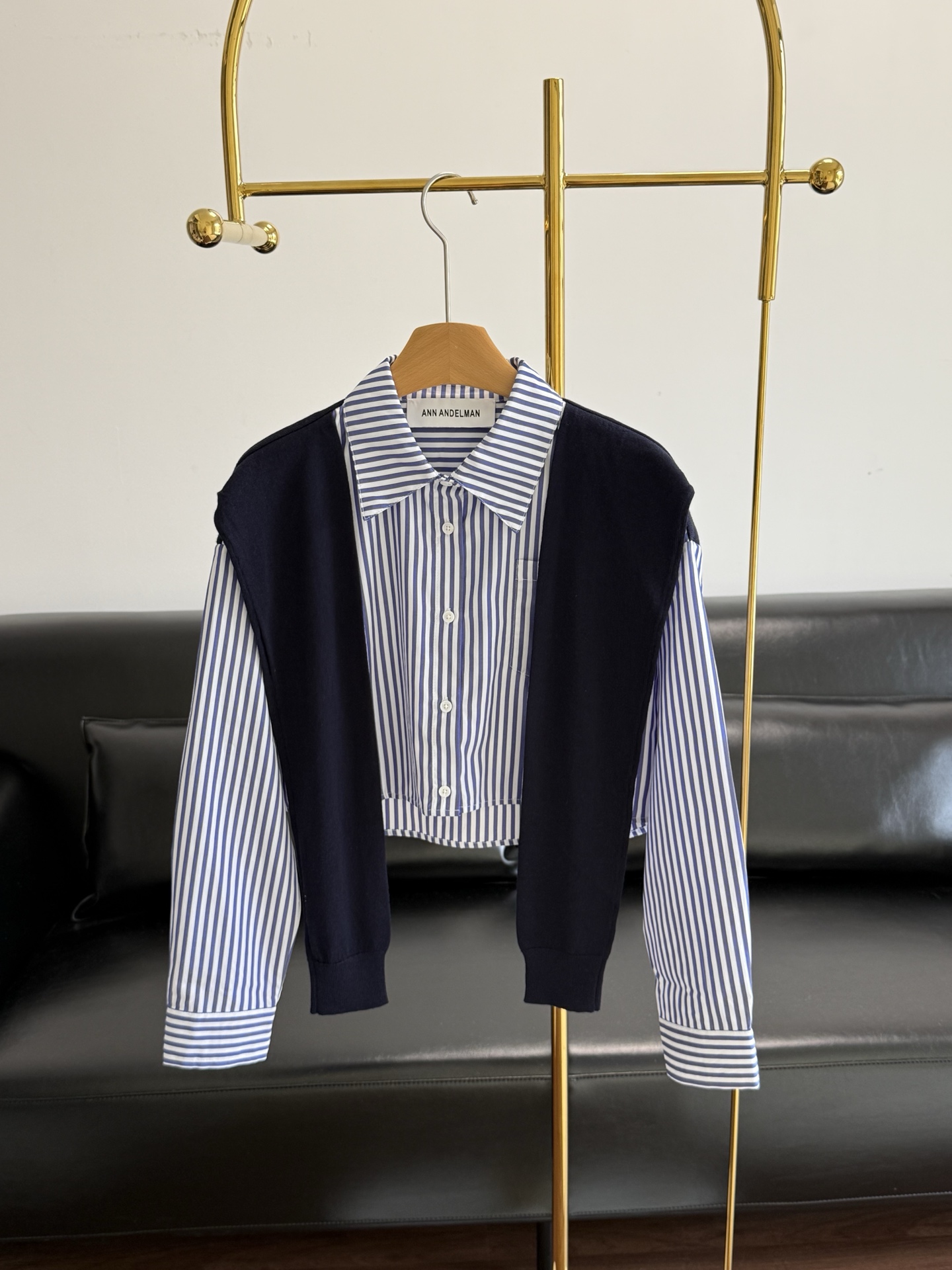 NO:794329,——ANN ANDELMAN's same style striped shawl shirt. The blue and white vertical striped shirt has a refreshing feel and is made of cotton!  Comfortable at your fingertips, the fabric texture is delicate and smooth!  Crisp and textured!  It's refreshing and non-sticky, easy to wear and manage, and has a loose silhouette!  The short version just exposes the waistline, visually elongating the proportions of the lower body, making you appear slimmer and taller. The navy blue shawl of the same color is the finishing touch, draped casually on the shoulders, which not only increases the sense of layering, but also neutralizes the monotony of the stripes, giving the overall look a more lazy and casual atmosphere. It is perfect for spring and autumn~ The short design is paired with high-waisted bottoms, and the proportions are instantly elongated. The neckline is a classic shirt collar, which has a great slimming effect!  The details of the cuffs are exquisite and not exaggerated, making it suitable for daily commuting or going out on the street. Sizes: sml, shirts, shawls,19860909——ANN ANDELMAN同款 条纹披肩衬衫 蓝白竖条纹衬衫自带清爽感, 采用棉！触手可及的舒适感, 布面肌理细腻平滑！挺括有质感！清爽不黏腻,好穿好打理宽松廓形！ 短款版型刚好露出腰线, 视觉上拉长下半身比例,显瘦又显高. 同色系藏青披肩是点睛之笔,随意搭在肩上,既增加了层次感,又中和了条纹的单调,让整体造型更有慵懒随性的氛围.春秋穿刚好~ 短款设计搭配高腰下装,比例瞬间拉长领口是经典的衬衫领,显瘦效果绝了! 袖口的细节精致不夸张,日常通勤或出街都妥妥拿捏休闲感~ 码数sml,,shirts,shawls,,Women's clothing