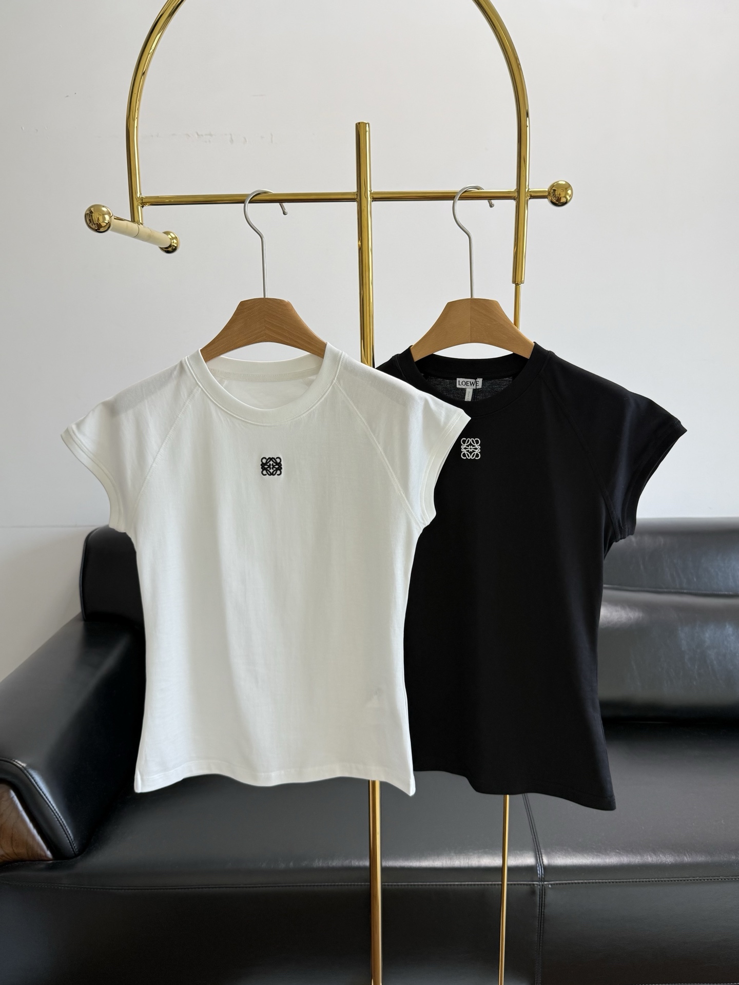 NO:794333,——LOEWE's latest 26 spring and summer women's embroidered short-sleeved T-shirt. Right-shoulder version. The upper body is invincibly slim. 210g pure cotton plain fabric. The fabric feels soft and comfortable. Durable and versatile. Small logo embroidery on the chest highlights the brand charm. It is simple and atmospheric and looks great when worn alone. The slim-fitting small flying sleeve design makes the upper body thinner. Invincible slimming. A must-have item for beauties ~ Size S.M.L  Color black.white,,loewe,T-shirt,tees,t-shirt,19860909——LOEWE 同款26春夏最新款女士刺绣短袖T恤 正肩版型 上身无敌显瘦 210g纯棉平纹面料 面料手感软糯舒适 耐穿百搭 胸前小标识刺绣 凸显品牌魅力 简约大气单穿内搭都很出彩 修身版型小飞袖设计 上身整个人都薄了 无敌显瘦 美女必备单品～ 码数S.M.L 颜色黑色.白色,,loewe,T-shirt,tees，t-shirt,,Women's clothing