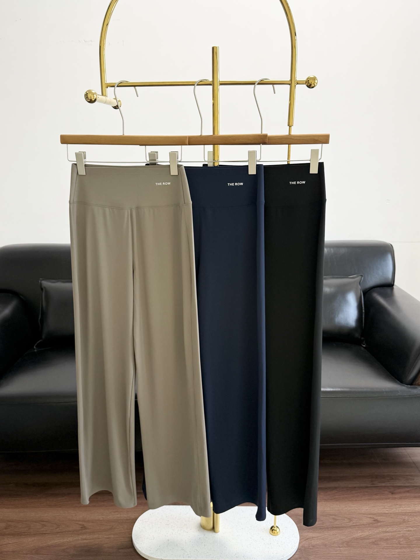 NO:794325,——THE ROW shark straight pants, new for spring and summer, simple and capable, high elasticity on all sides, light and naked feeling, full of high-end drape, high waist, tummy control, slimming, long legs, firm buttocks, full buttocks, and perfect body curves!  Made of cool ice leather fabric, it is relaxed and comfortable. It is a fine pair of pants that you don’t want to take off. It can be used for leisure, fashion, sports and fitness!  One pair of pants can be worn multiple times!  Black, milk coffee, blue!  M is suitable for 85-105 catties. L is suitable for 105-120 catties. XL is suitable for 120-140 catties!  ,,19860909——THE ROW 鲨鱼直筒裤 春夏新品,简约干练,四面高弹,轻薄裸感体验,垂感高级感十足,高腰收腹显瘦,显腿长,紧致翘臀,饱满臀线,身材曲线完美！清凉冰皮面料,轻松舒适,上身就不想脱的一款精品裤,可休闲、时尚、运动、健身！一裤多穿！黑色、奶咖、丈青色！ M适合85-105斤 L适合105-120斤 XL适合120-140斤！,,,Women's clothing