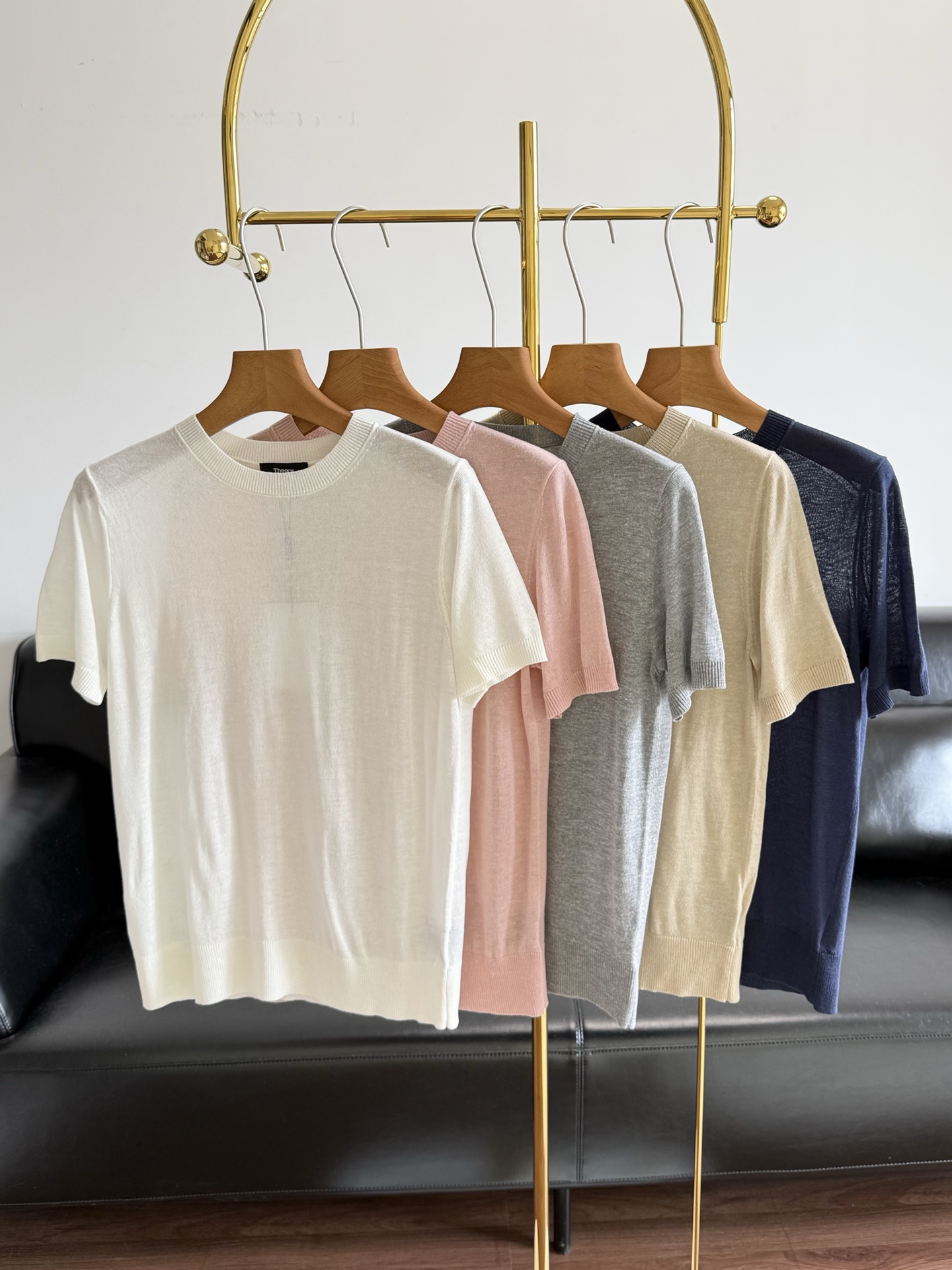 NO:794341,——Theory's spring and summer classic versatile solid-color wool blended round-neck short-sleeved sweater. 23 Tencel, 27 Lyocell, 15 silk, 35 linen. Soft and not tied. Super soft and skin-friendly, comfortable to wear at any time. Sisters who pursue high quality must not miss this one. It has a simple and neat tone, and the small round neck design is just what you need in your wardrobe!  The basic knitted shorts for your summer wardrobe, the design is simple but the fit is comfortable enough~ The high-quality feel is impeccable!  Size sml khaki white gray navy blue pink, T-shirt, real silk,19860909——Theory同款春夏经典百搭纯色羊毛混纺圆领短袖针织衫 23天丝27莱塞尔15真丝35亚麻柔软不扎 超级软糯亲肤,贴身穿什么时候都很舒服 追求高品质的姐妹们这款一定不要错过 自带简约利落的基调,小圆领设计衣橱刚需不挑人！夏日衣橱基本款针织短,设计简约但版型舒适度足够好～高品质感让人无可挑剔！ 码数sml 卡其 白色 灰色 藏蓝色 粉色,,T-shirt,real silk,,Women's clothing