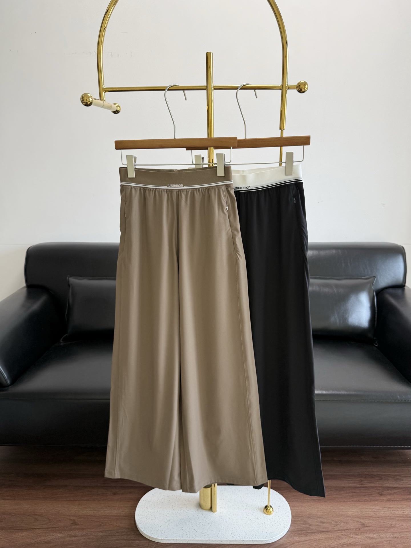 NO:794837,——Lulu's same style of high-waisted wide-leg pants, 70% cotton + 30% polyester fiber, with the relaxed feeling of a goddess. Lulu is not only for sports, but also for daily use. These wide-leg pants really break your perception, the style is so beautiful!  There is no height limit, even if you are a 'small potato', you will not sag when wearing it. The length and looseness of the pants specially designed for Asians are refreshing, neat and free!  Size sml khaki black,,19860909——lulu同款高腰阔腿裤 70 棉 + 30 聚酯纤维,女神的松弛感Lulu不止运动,还可以很日常啊,这条阔腿裤真的打破你的认知,版型太好看了！没有身高限制,哪怕是“小土豆”穿上也不会跟拉垮,专为亚洲人设计的裤长和松量 清爽、利落、自由自在！ 码数sml 卡其 黑色,,,Women's clothing