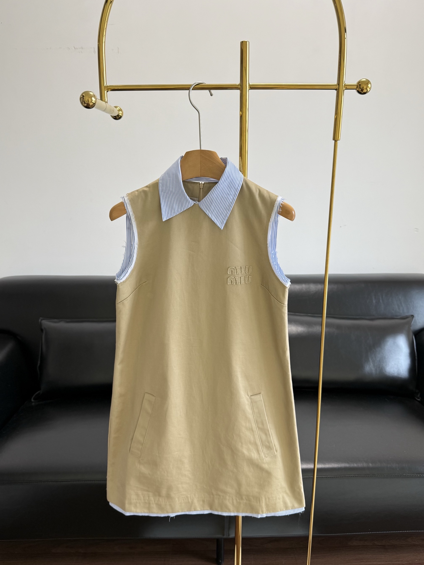 NO:794826,——miumiu Two fake sleeveless dresses of the same style, 26SS spring and summer new styles are available!  This twill fabric!  The detachable collar adds a sophisticated casual style, and the plaid sleeves are trimmed with a zipper on the back!  The embroidered brand logo on the chest is super recognizable, and the pockets on both sides are practical and good-looking. The skirt length is moderate, making it easy to manage for commuting, dating, and daily life~ Size sml,,miumiu,skirts,19860909——miumiu 同款假两件无袖连衣裙 26SS春夏新款上新！这款斜纹棉布面料！可拆卸衣领,彰显精致休闲格调,格纹衣袖饰边背面拉链设计！胸前品牌刺绣徽标超有辨识度,两侧口袋实用又好看.裙长适中,通勤,约会,日常都能轻松驾驭～ 码数sml,,miumiu,skirts,,Women's clothing
