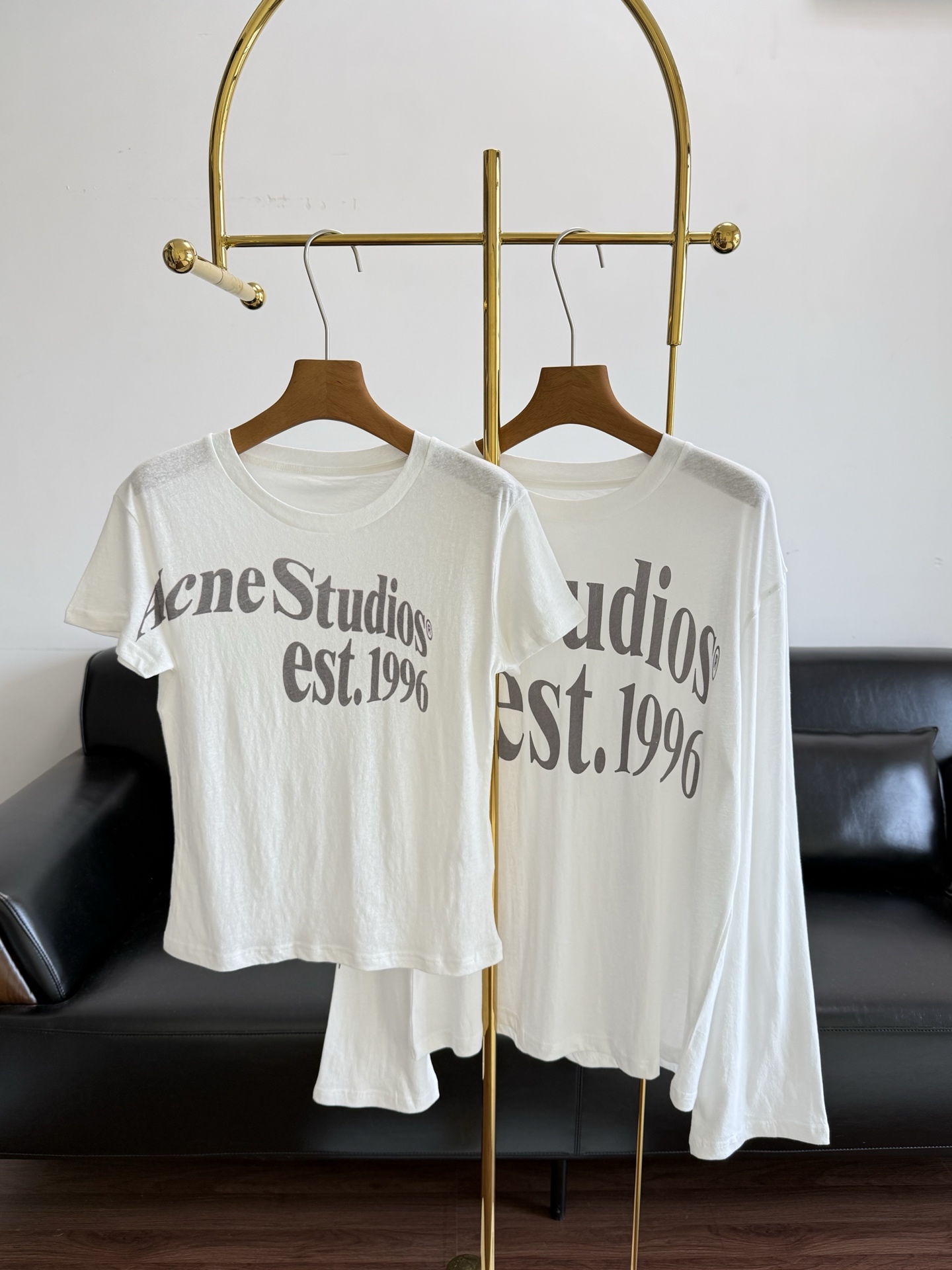NO:794849,Short-sleeved and long-sleeved Acne Studios same style lettered long-sleeved T-shirt. Long-sleeved loose fit + pure cotton fabric, super comfortable and breathable to wear! The letters 'studio' and 'gesture' are printed on the front, and the old craftsmanship has a retro feel. The small round neck design is simple and versatile, and can be easily worn in daily casual or lazy styles ~ Whether worn with wide-leg pants or skirts, it is casual and fashionable, and you can easily get a sense of luxury! Size sml short-sleeved long-sleeved,,acne  studios,dior,skirts,T-shirt,tees,t-shirt,19860909短袖长袖 Acne Studios同款 字母长袖T恤 长袖宽松版型+纯棉面料,穿着超舒适透气!正面'studio''gesture'字母印花,做旧工艺超有复古感.小圆领设计简约百搭,日常休闲,慵懒风都能轻松驾驭~无论配阔腿裤还是裙装,随性又时髦,轻松get高级感! 码数sml 短袖 长袖,,acne studios,dior,skirts,T-shirt,tees，t-shirt,,Women's clothing