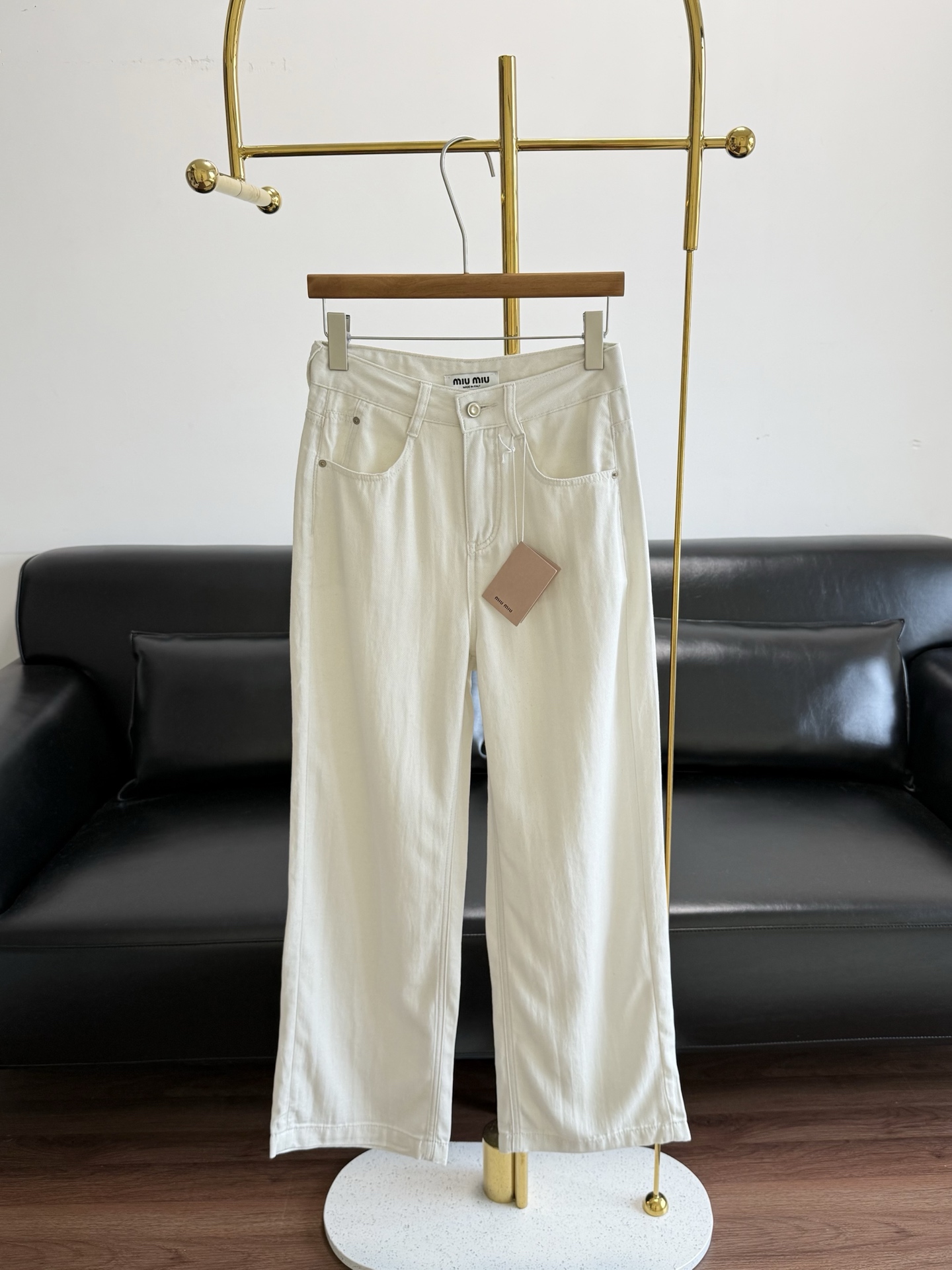 NO:794843,——Miumiu's same model, ultra-thin tencel denim trousers with silver thread and sparkling gold thread blended jeans, innovative fabric, innovative denim and expensive fabric, with a sense of nobility and luxury. It will always shine even after being washed for a long time. In the sun or under the light, the whole pair of trousers is like being covered with twinkling stars.  Healthy, soft and skin-friendly Turkish long-staple cotton denim fabric, with tie patterns, frayed American distressed trousers, and conventional blended shiny silver threads, high-leg wide-leg jeans, retro nostalgic American wash, luxury and personalized setting... It breaks the dullness of conventional jeans ~ aristocratic temperament, a pair of shiny denim products with perfect comfort and softness!  Code number s-xxl,,miumiu,jeans,19860909——Miumiu同款 银丝线超薄天丝牛仔长裤 闪闪发亮金丝线混纺牛仔裤,布料革新,创新型牛仔贵价面料,自带贵气奢华感,久洗也始终闪亮,在太阳下或者灯光下,整条裤子就像布满了闪烁的星星. 健康柔软亲肤的土耳其长绒棉牛仔面料,搭配扎花,裤脚边磨破美式做旧工艺,为常规的混纺亮晶晶闪亮银光丝线,高脚阔腿牛仔裤,复古怀旧美式洗水,奢品个性定调…打破了常规牛仔裤的沉闷~贵族的气质,一条舒适度柔软度满分的闪亮牛仔精品！ 码数s-xxl,,miumiu,jeans,,Women's clothing