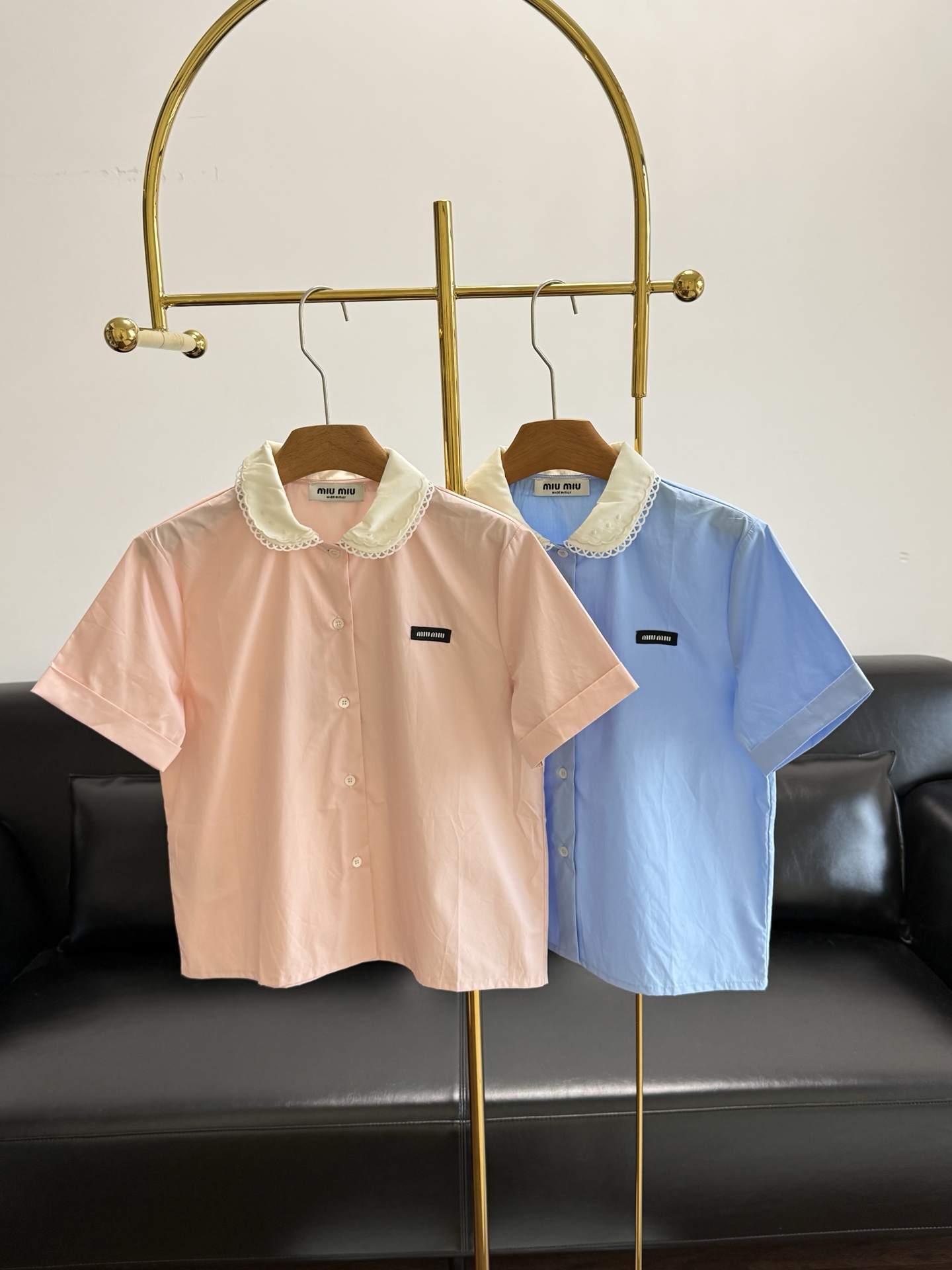 NO:794831,——miumiu doll collar short-sleeved shirt Who knows!  Miu is really good at shirts. They are made of pure cotton!  Gentle and age-reducing, you can easily hold various styles and can be worn for commuting and dating~ The soft lace collar shirt directly adds to the atmosphere!  Instantly transformed into the good school girl in the Korean drama, with the sweet girl atmosphere welded to her body~ Size sml pink blue,,miumiu,shirts,T-shirt,19860909——miumiu 娃娃领短袖衬衫 谁懂啊！miu衬衫也太会了吧 纯棉面料！温柔又减龄,轻松hold住各种风格,通勤约会都能穿～ 软乎乎的花边领衬衫 氛围感直接拉满！瞬间化身韩剧里的乖乖女学妹,把甜妹氛围感焊在了身上～ 码数sml 粉色 蓝色,,miumiu,shirts,T-shirt,,Women's clothing