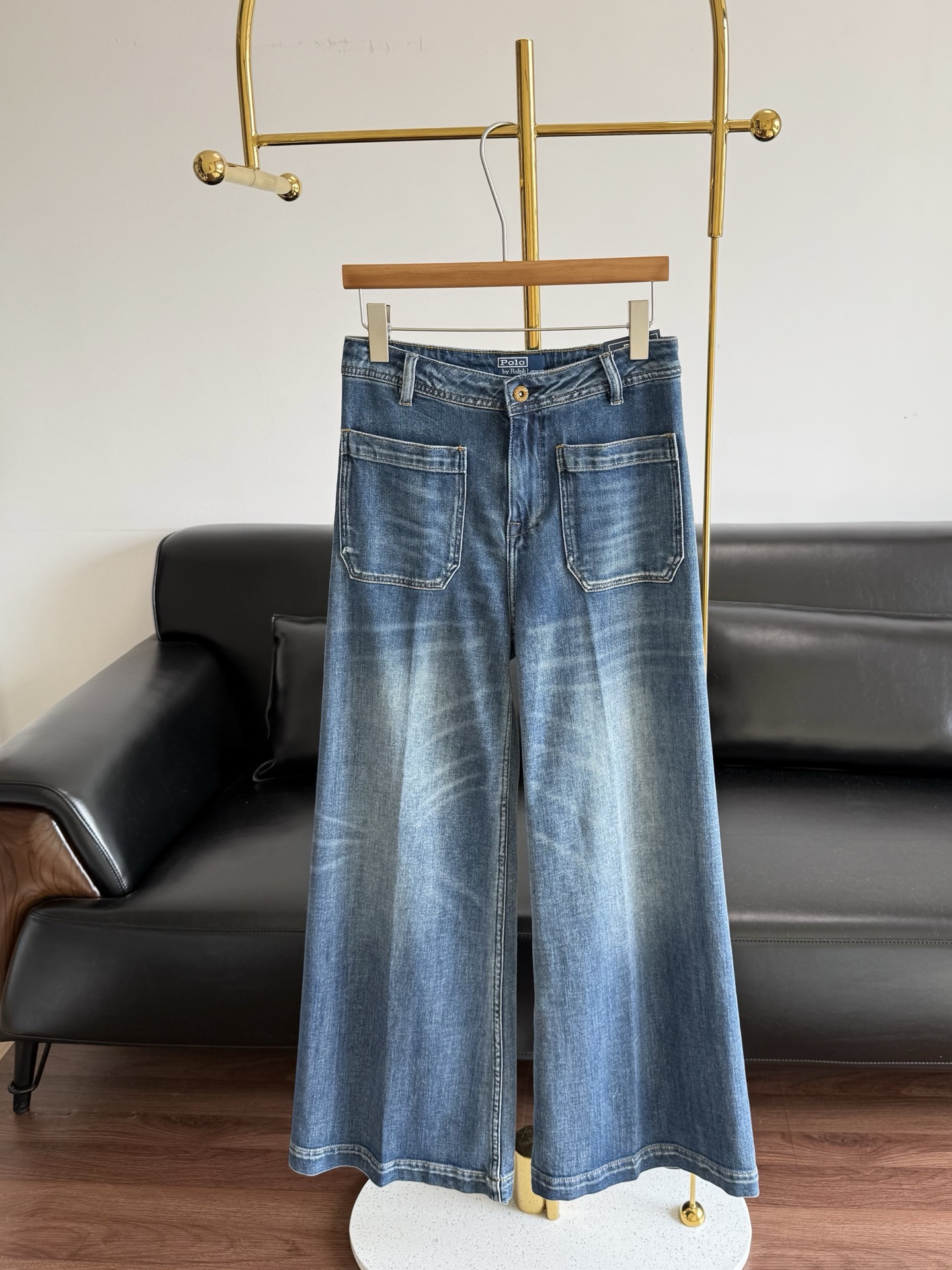 NO:795379,——Ralph Lauren. Ralph Lauren's same style women's straight-leg flared jeans. High version of the new straight-leg flared jeans for early spring. Customized slightly stretchy soft denim fabric consistent with the original version. Light and breathable and drapey at the same time. It will not be stuffy in summer. Wear casually in spring, summer and autumn. High-waisted straight-leg flared version modifies the leg lines and makes the legs look long, straight and stylish. It has its own aura. All original hardware accessories. The buttons are customized with patterns similar to wheat ears.  Very textured. The left and right sides of the pants are seamless. They are different from ordinary jeans. The craftsmanship is more complicated than ordinary jeans. The size is 24-30,,loro piana,jeans,19860909——Ralph Lauren.拉夫劳伦同款 女士直筒喇叭牛仔裤 高版本早春新款直筒微喇牛仔裤 定制原版一致的微微弹力软糯牛仔面料 轻薄透气的同时又有垂顺感 夏天穿也不会闷热 春夏秋三季随意穿搭 高腰直筒微喇版型 修饰腿部线条 显得腿又长又直很有型 自带气场 全部原版开的五金辅料 纽扣是定制的类似麦穗的图案 很有质感 裤子左右两侧是无缝的 区别普通的牛仔裤 工艺比普通的牛仔裤复杂 码数24-30,,loro piana,jeans,,Women's clothing