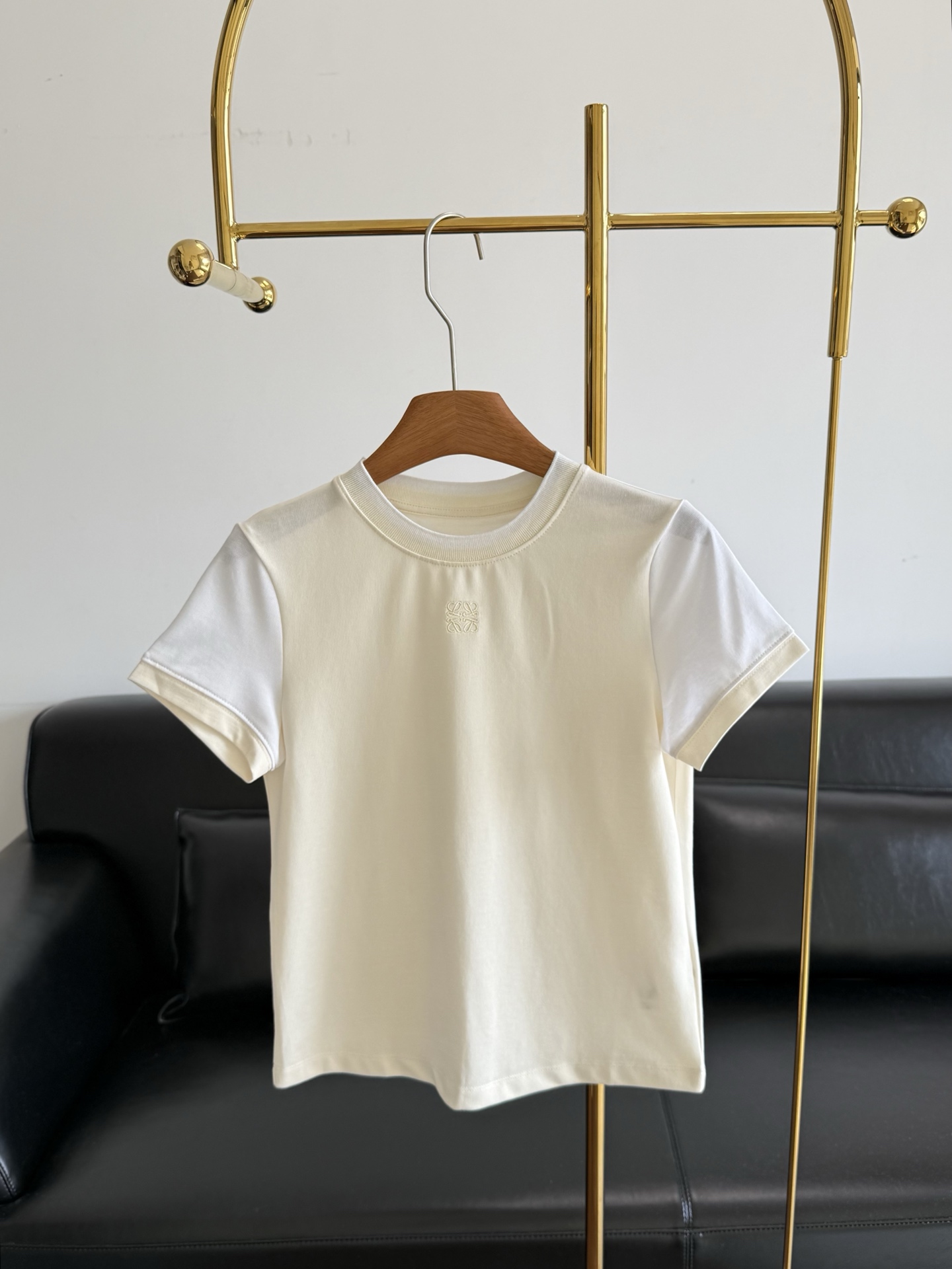NO:795386,——Loewe's new spring and summer new logo embroidered short-sleeved round neck T-shirt made of pure cotton!  Slim-fitting short-sleeves are just the right cut to hide the little flesh on the waist and abdomen. At the same time, it can highlight the body curve and make the person look very tall. Whether it is paired with wide-leg jeans for a casual route or with an irregular skirt to create a light French style, it can become a versatile tool in the spring and summer wardrobe, allowing the sense of luxury to be naturally revealed in daily wear. Size sml,,loewe,skirts,jeans,T-shirt,tees,t-shirt,19860909——Loewe同款 春夏新款 logo刺绣短袖圆领T恤 纯棉材质！修身短袖恰到好处的剪裁,把腰腹的小肉肉都藏得好好的,同时又能凸显身材曲线,显得人很挺拔 无论是搭配阔腿牛仔裤走休闲路线,还是配不规则半裙打造轻法式风格,都能成为春夏衣橱里的百搭利器,让高级感在日常穿搭中自然流露. 码数sml,,loewe,skirts,jeans,T-shirt,tees，t-shirt,,Women's clothing