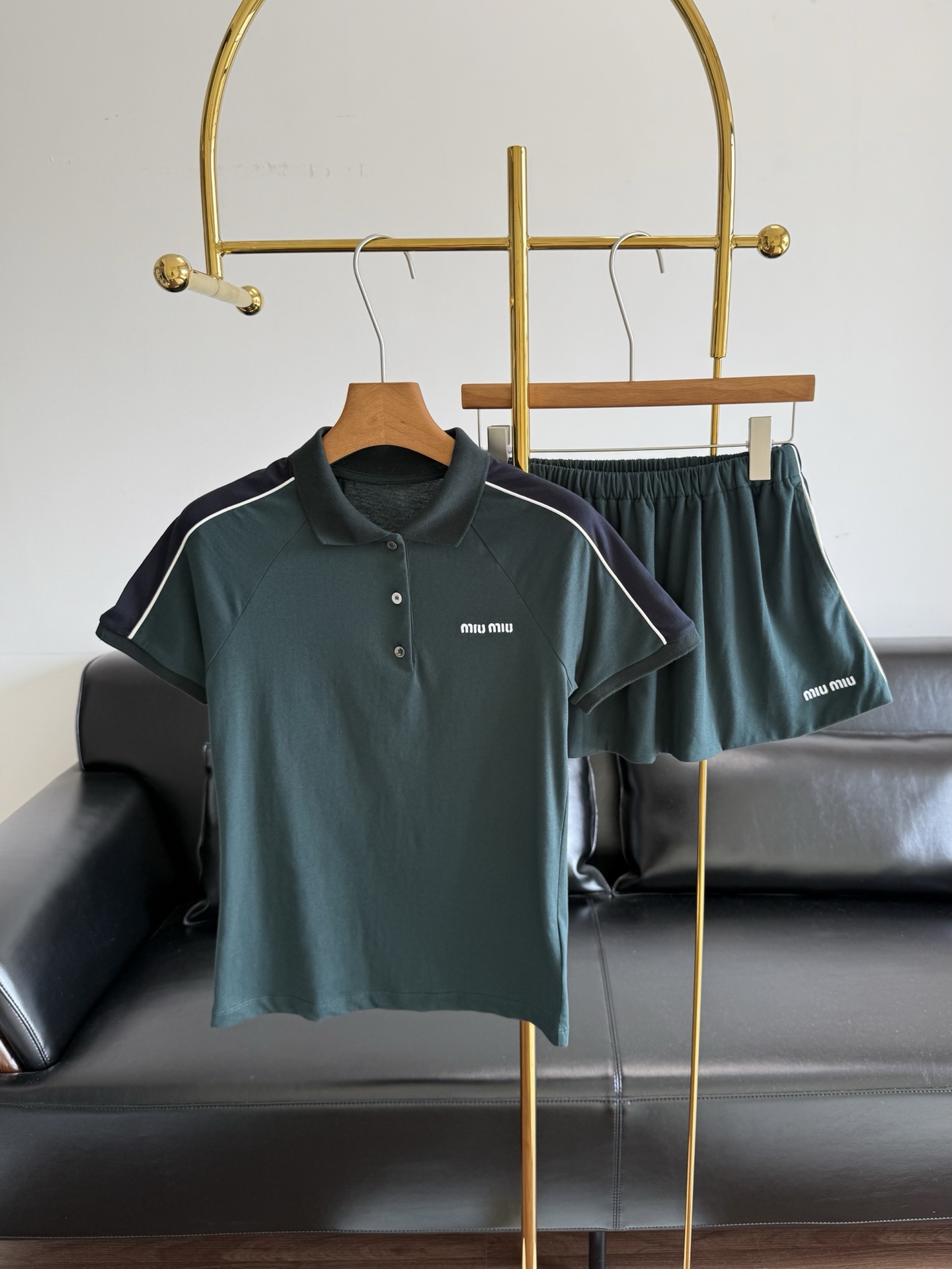 NO:795392,Short-sleeved skirt p MiuMiu same style polo suit, preppy style is so sweet and cool, pure cotton fabric!  Who can resist a no-brainer outfit for lazy people!  MiuMiu's dark green Polo shirt suit directly hits my heart. The college feel of the Polo shirt meets the looseness of the elastic waist shorts. The sweet and cool balance is just right. Size sml short-sleeved skirt,,miumiu,skirts,shorts,T-shirt,19860909短袖短裙p MiuMiu同款 polo套装 学院风甜酷到犯规 纯棉面料！谁能拒绝一套不用动脑的懒人穿搭！ MiuMiu这套深墨绿Polo衫套装,直接戳中我的心巴Polo衫的学院感遇上松紧腰短裤的松弛感,甜酷平衡得刚刚好. 码数sml 短袖 短裙,,miumiu,skirts,shorts,T-shirt,,Women's clothing