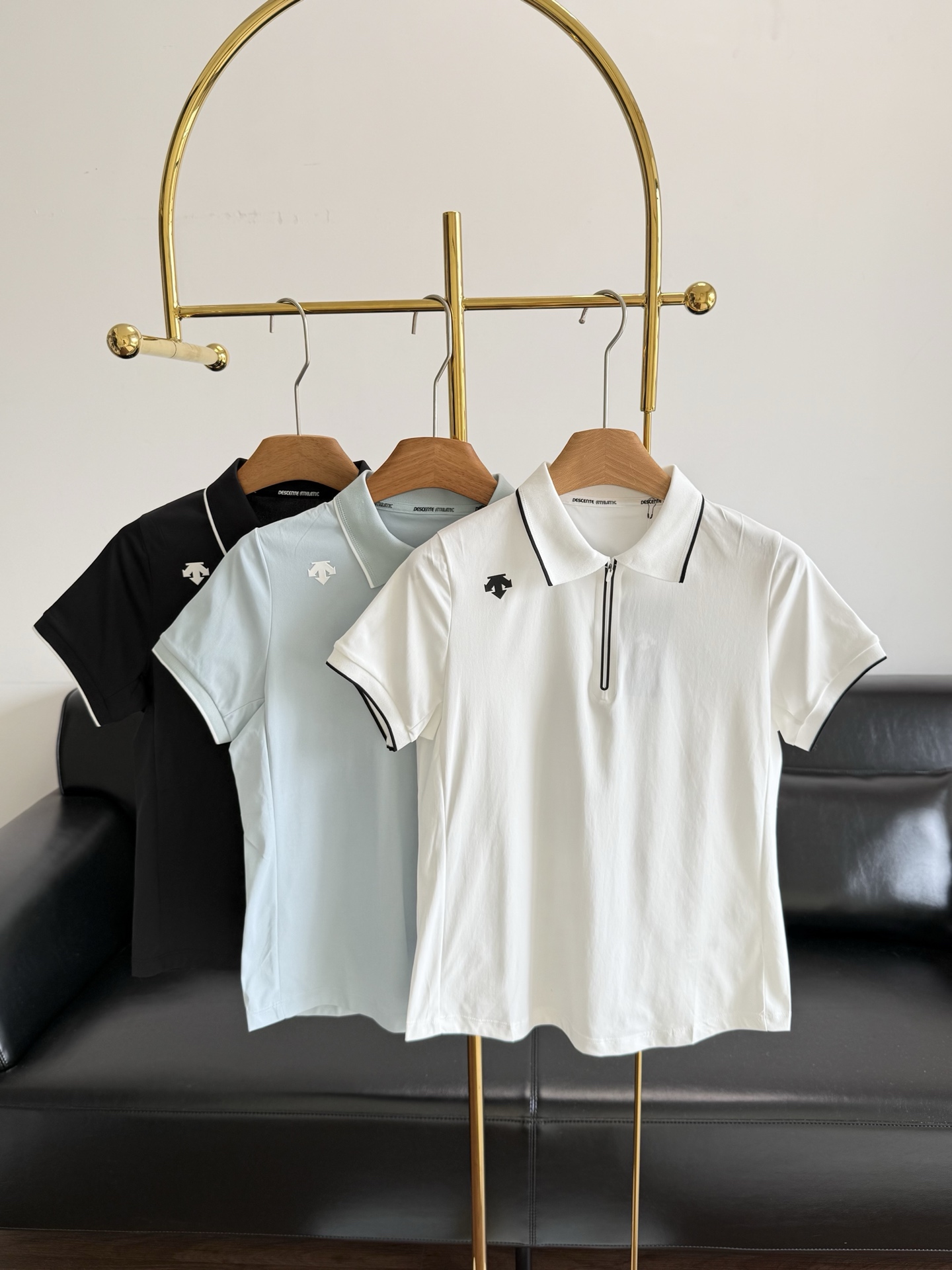 NO:795383,——DESCENTE women's sun-proof short-sleeved slim-fitting waist casual lapel polo trendy collar dynamic short-sleeved polo shirt, specially designed for women who pursue sports and fashion. The contrasting color design of the collar incorporates trendy elements and instantly brightens up the look; the moisture-absorbing and quick-drying fabric keeps you dry and comfortable at all times, whether you are sweating during sports or daily leisure travel, you can easily control it and help you confidently show your unique charm. Size m-xxl white blue black,, T-shirt,19860909——DESCENTE迪桑特女士防晒短袖修身收腰休闲翻领polo 潮领动感短袖POLO衫,专为追求运动时尚的女性打造.领口撞色设计融入潮流元素,瞬间点亮造型； 吸湿速干面料时刻保持干爽舒适,无论是运动挥洒汗水,还是日常休闲出行,都能轻松驾驭,助你自信展现独特魅力. 码数m-xxl 白色 蓝色 黑色,,T-shirt,,Women's clothing