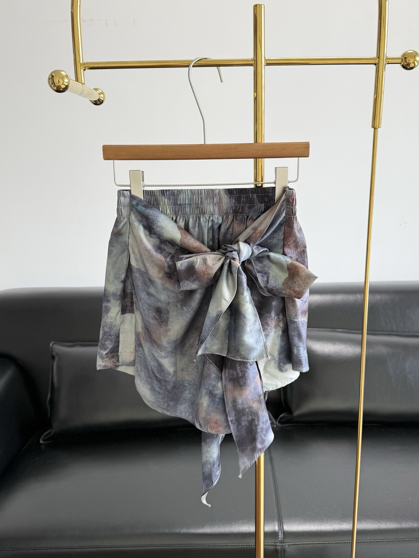NO:795389,——Diesel's same style for women, smudged irregular streamer shorts, 97 viscose fiber + 3 spandex, smooth and skin-friendly, not sweaty, refreshing to wear in summer, anti-wrinkle and easy to take care of, will not collapse even if you rub it, good news for lazy people. Gradient tie-dye, full of artistic sense, lace design can be freely adjusted for tightness, and can also create a unique shape. Loose version, suitable for daily leisure or vacation, just wear a vest, and the T-shirt will have a great atmosphere~  Code number sml,,shorts,tees,t-shirt,19860909——Diesel 同款女士 晕染不规则飘带短裤 97粘胶纤维+3氨纶 顺滑亲肤不闷汗,夏天穿清爽到飞起 抗皱易打理,随便揉都不塌,懒人福音 渐变扎染,艺术感满满,系带设计可自由调节松紧,还能打造独特造型.宽松版型,日常休闲或度假都很适合,随便搭个背心,T恤就很有氛围感~ 码数sml,,shorts,tees，t-shirt,,Women's clothing