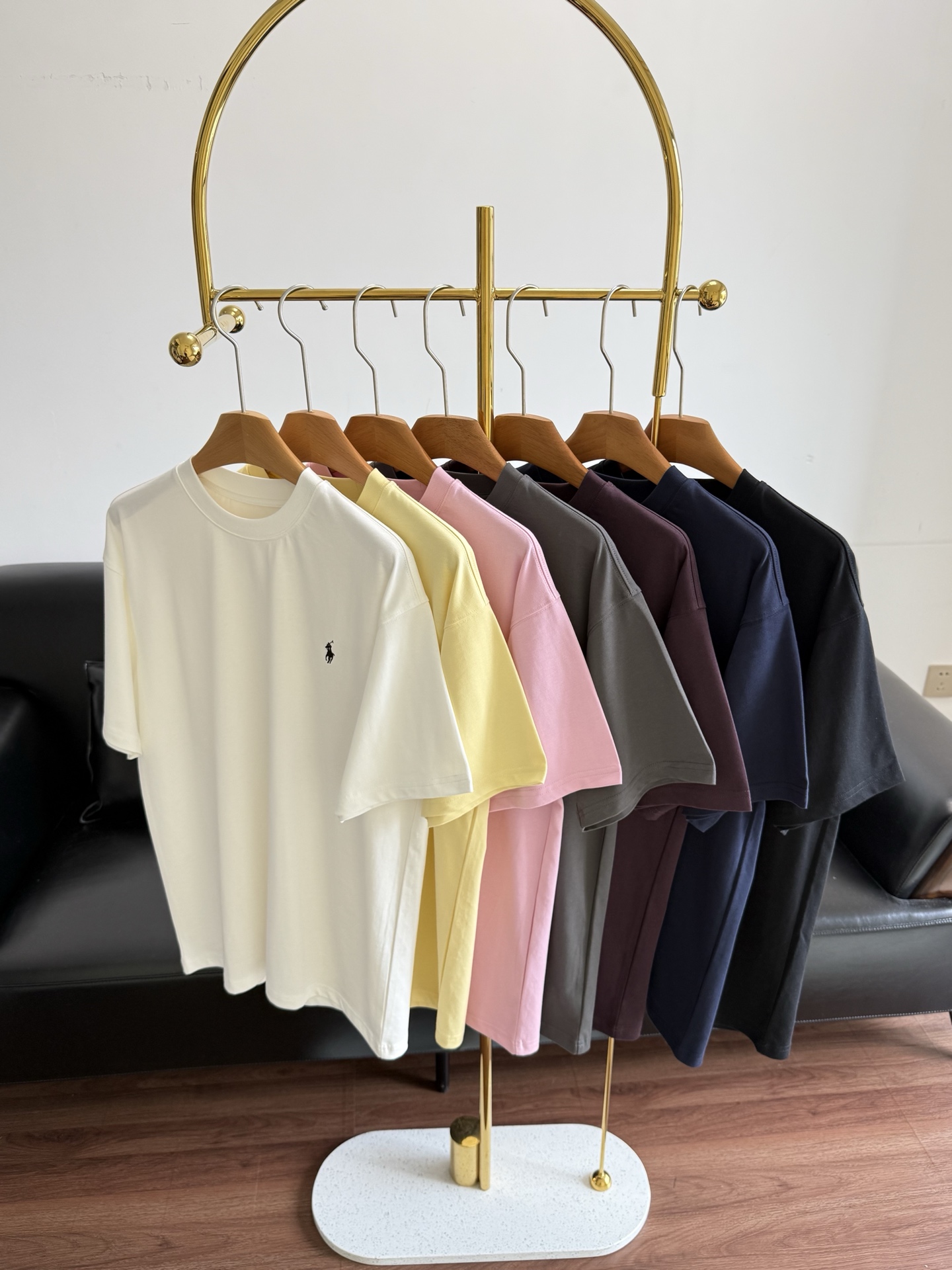 NO:796285,——Same style as Ralph Lauren. American simple round neck pony embroidered logo short-sleeved pure cotton T-shirt. Loose shoulder design, not picky about body shape, hides fat and looks slim, can be managed by small or fat people. Classic pony embroidered logo, low-key and recognizable, simple and high-end. Heavy cotton, great texture, perfect to wear alone or inside, and not sweaty when worn in summer. It looks great with jeans, sweatpants, and skirts every day. Suitable for commuting, dating, and walking~  Size SML white, pink, yellow, gray, navy blue, purple, black, skirts, jeans, T-shirt, tees, t-shirt,19860909——拉夫劳伦同款 美式简约圆领小马刺绣标短袖纯棉T恤 宽松落肩设计,不挑身材,藏肉又显瘦,小个子/微胖都能驾驭 经典小马刺绣logo,低调又有辨识度,简约中带着高级感 重磅纯棉,质感超棒,单穿/内搭都很绝,夏天穿也不闷汗 日常搭配牛仔裤、运动裤、半身裙都超好看通勤、约会、遛弯都合适～ 尺码SML 白色,粉色 ,黄色,灰色,藏蓝色,紫色,黑色,,skirts,jeans,T-shirt,tees，t-shirt,,Women's clothing