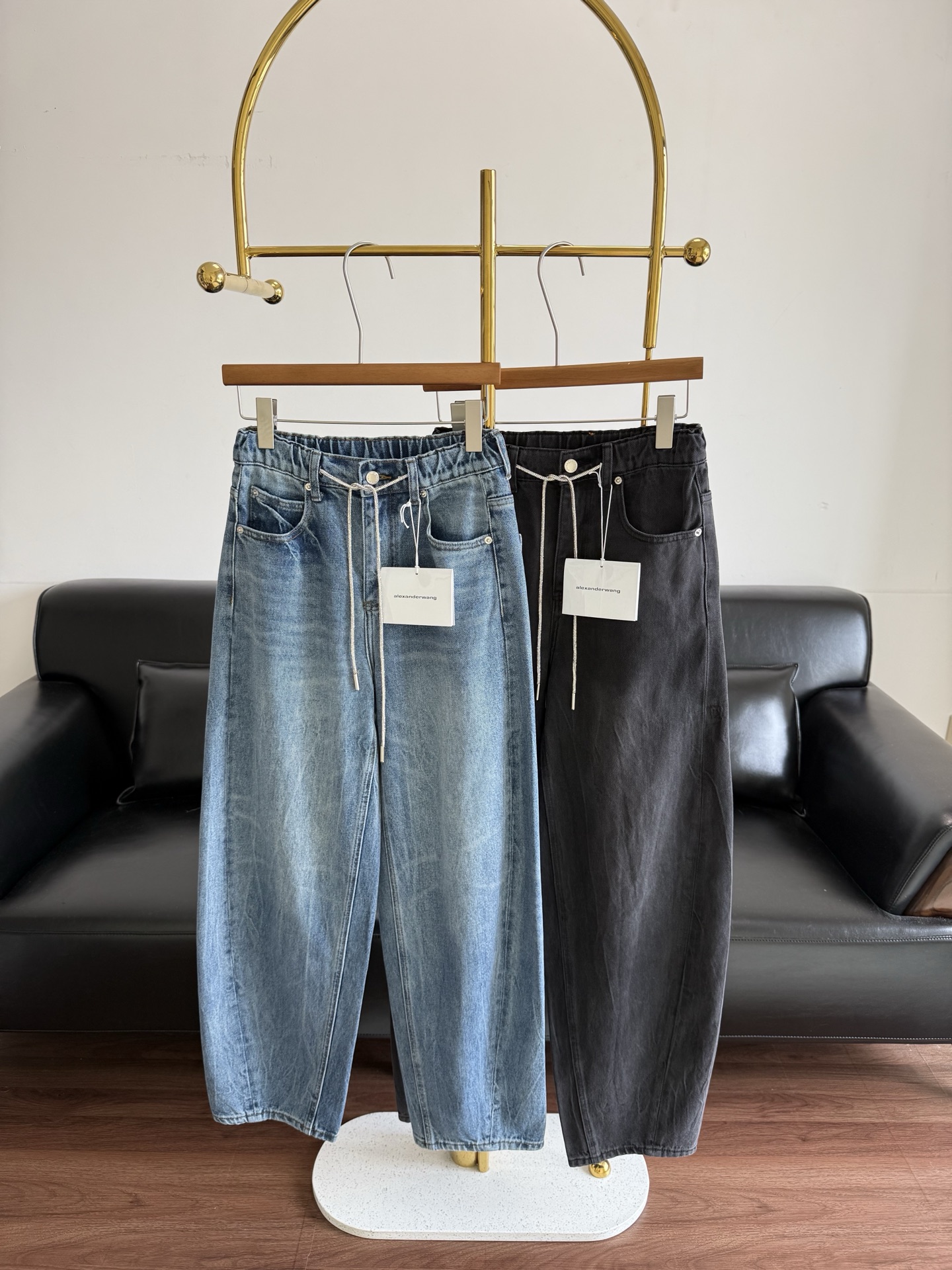 NO:796291,——Alexander Wang's same style drawstring scimitar pants, elastic waist + diamond drawstring design, super comfortable to wear! Loose wide-leg version, washed distressed blue, full of retro feel. The fabric is soft and skin-friendly, drape slimming, and can be easily controlled for daily commuting or leisure. The drawstring details are practical and design, the scimitar cut modifies the leg shape, fashionable and versatile, it is a wardrobe must-have item! Size sml blue gray,, alexander wang,19860909——亚历山大王同款 抽绳弯刀裤 松紧腰+ 闪钻抽绳设计,穿着超舒适!宽松阔腿版型,水洗做旧蓝色,复古感满满 .面料柔软亲肤,垂顺显瘦,日常通勤或休闲都能轻松驾驭.抽绳细节实用又有设计感,弯刀剪裁修饰腿型,时髦又百搭,是衣橱必备单品! 码数sml 蓝色 灰色,,alexander wang,,Women's clothing
