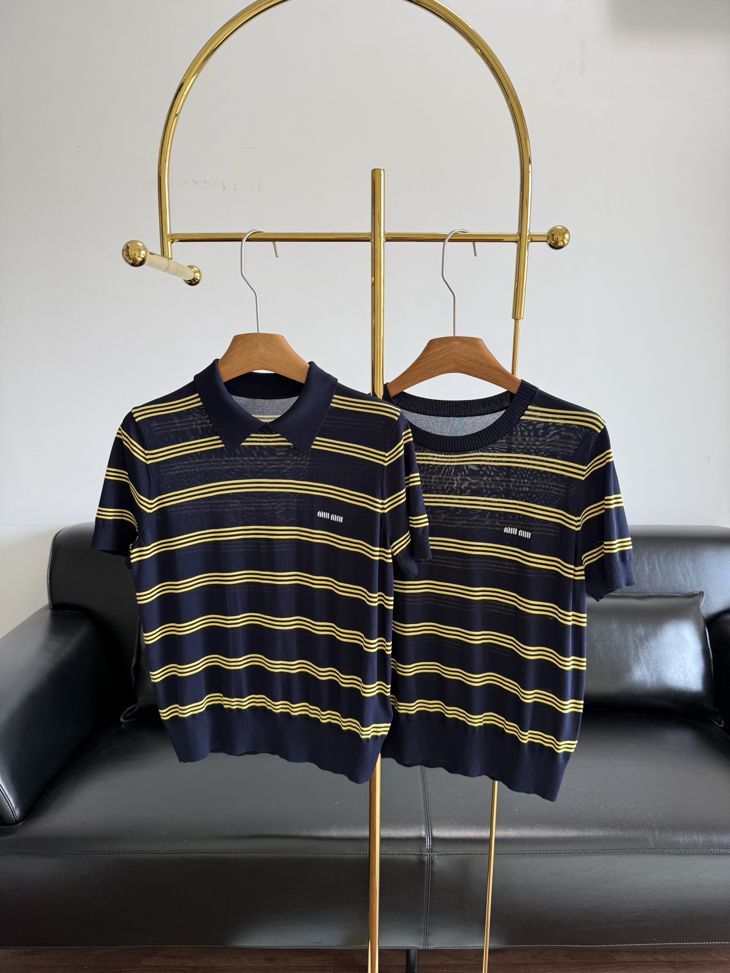 NO:796283,Lapel round neck Miumiu striped sweater T-shirt top New Miujia contrasting striped short-sleeved sweater! The slim fit is good and tolerant, making you look slim anytime and anywhere. The polo neckline modifies the neck line to make your face look younger and youthful. The white letter embroidery on the chest makes it look yellow, fashionable and beautiful. Tencel fabric feels delicate and soft, and is comfortable against the skin without feeling stuffy. It can be worn for daily commuting or shopping~  Easily create a free and easy look, which is both simple and fashionable. The short length gives you a different feeling. The style is easy to wear casually, and casual pants/jeans/shorts can be matched freely. I planted this top, the real thing is yellow and looks good~ Size number sml Lapel round neck, miumiu, shorts, jeans, T-shirt, tees, t-shirt,19860909翻领圆领 Miumiu 缪缪 条纹针织衫T恤上衣 新款缪家撞色条纹短袖针织衫! 修身版型包容性好,让你SUI 时随地的显瘦 polo领口修饰脖颈线条显脸小有精气神,上身青春减龄 胸前的白色字母刺绣,显得黄时尚美观 天丝面料手感细腻柔软,亲肤舒适的同时不会感到闷热 日常通勤或逛街都可以穿着~ 轻松营造出洒脱闲适造型,既简约又时尚 偏短款的衣长让你穿出不同的感觉 版型好随意穿,休闲裤/牛仔裤/短裤sui意搭配 种草这件上衣了,实物黄好看~ 码数sml 翻领 圆领,,miumiu,shorts,jeans,T-shirt,tees，t-shirt,,Women's clothing