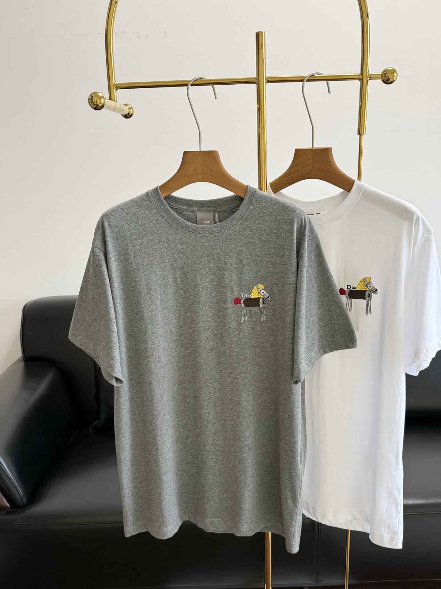 NO:796295,White is out, only gray is available - Dior Dior pony embroidered round neck short-sleeved T-shirt. The fabric is made of double-yarn combed crisp cotton plain fabric. The weight is 220g. This short-sleeved short-sleeved shirt is made of high-count combed cotton fabric, which is finished and pre-shrunk with liquid ammonia. It feels delicate and skin-friendly, breathable and sweat-wicking, and is not prone to pilling and deformation. The finishing touch is the button on the pony logo, which really shows the care of the design!  The loose fit is not flattering, super fashionable, the upper body is youthful and energetic, size s-xl, gray, dior, dior, T-shirt, tees, t-shirt,19860909白色出完,只有灰色——Dior 迪奥 小马刺绣圆领短袖T恤 面料采用双纱精梳爽棉平纹布面料 克重 220g 这款短袖精选高支精梳棉面料,经液氨整理与预缩处理,触感细腻亲肤,透气排汗且不易起球变形.点睛之笔小马标上的纽扣真的可以看出设计的用心了！宽松版型不挑人,超时髦 上身青春有活力 码数s-xl 灰色,,dior,dior,T-shirt,tees，t-shirt,,Women's clothing