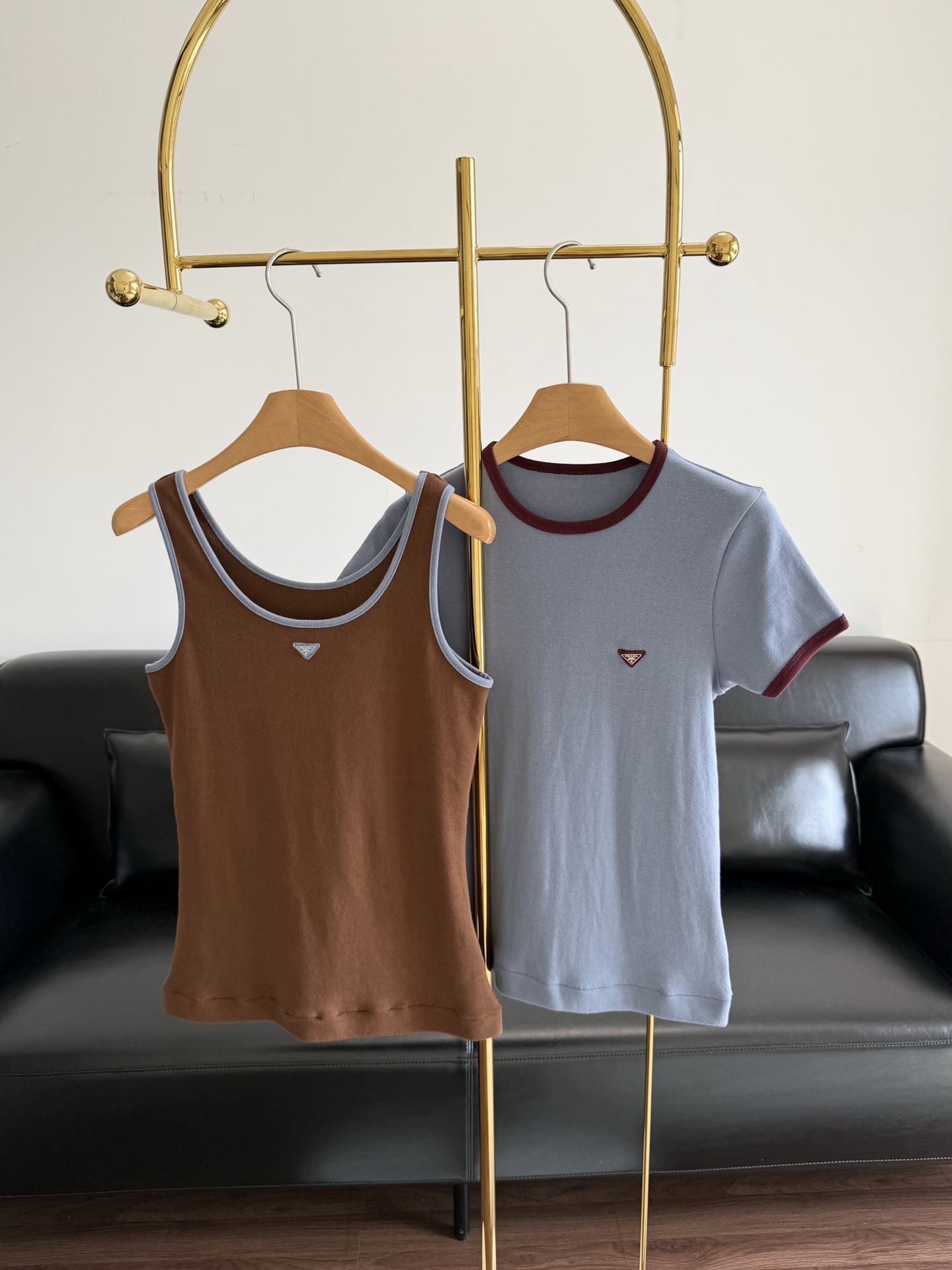 NO:796856,Vest short-sleeved p Prada's same triangle micro-label contrasting color cotton round-neck short-sleeved T-shirt reconstructs the classic basic style with minimalist aesthetics. The contrasting colors of fog blue and burgundy create an elegant visual hierarchy. The high-count cotton fabric gives the clothes a delicate touch and long-lasting fit. The slim tailoring is suitable for multiple body shapes. The color triangle logo shows the background in a low-key manner, revealing the light luxury taste in the details. It is a core wardrobe item that spans seasons and styles. Size S/M/L Vest  Short sleeves, prada, T-shirt, tees, t-shirt,19860909背心短袖p Prada同款三角微标撞色棉质圆领短袖T恤 以极简美学重构经典基础款.雾蓝与酒红的撞色碰撞,在视觉上形成优雅层次,高支棉面料赋予衣物细腻触感与持久版型,修身剪裁适配多元身形,色三角徽标则以低调姿态彰显底蕴,于细微处流露轻奢品味,是跨越季节与风格的衣橱核心单品. 码数S/M/L 背心 短袖,,prada,T-shirt,tees，t-shirt,,Women's clothing